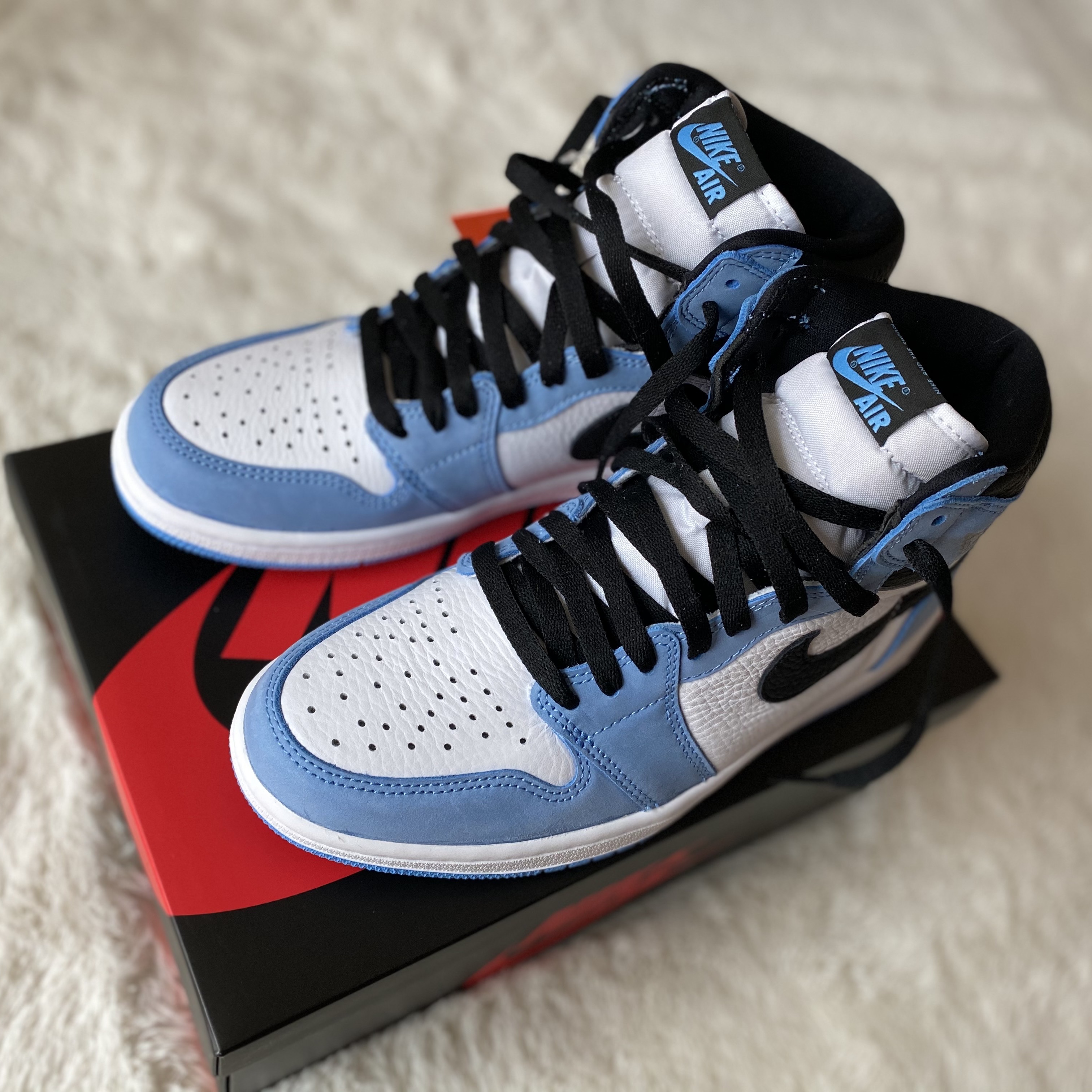 Jordan 1 Retro High OG University Blue 착용 스타일 - 3