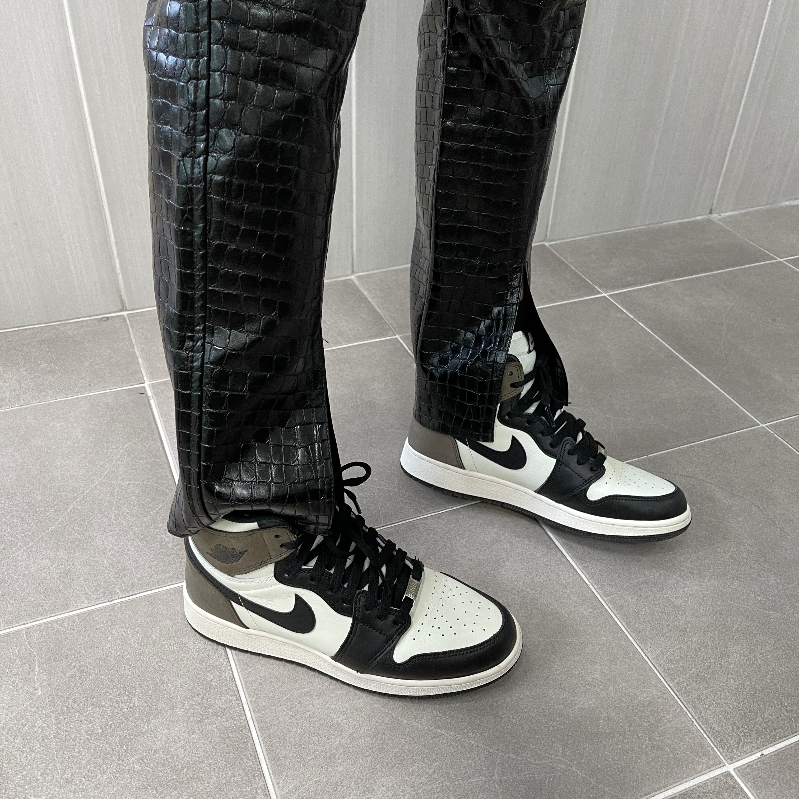(GS) Jordan 1 Retro High OG Black Mocha 착용 스타일 - 1