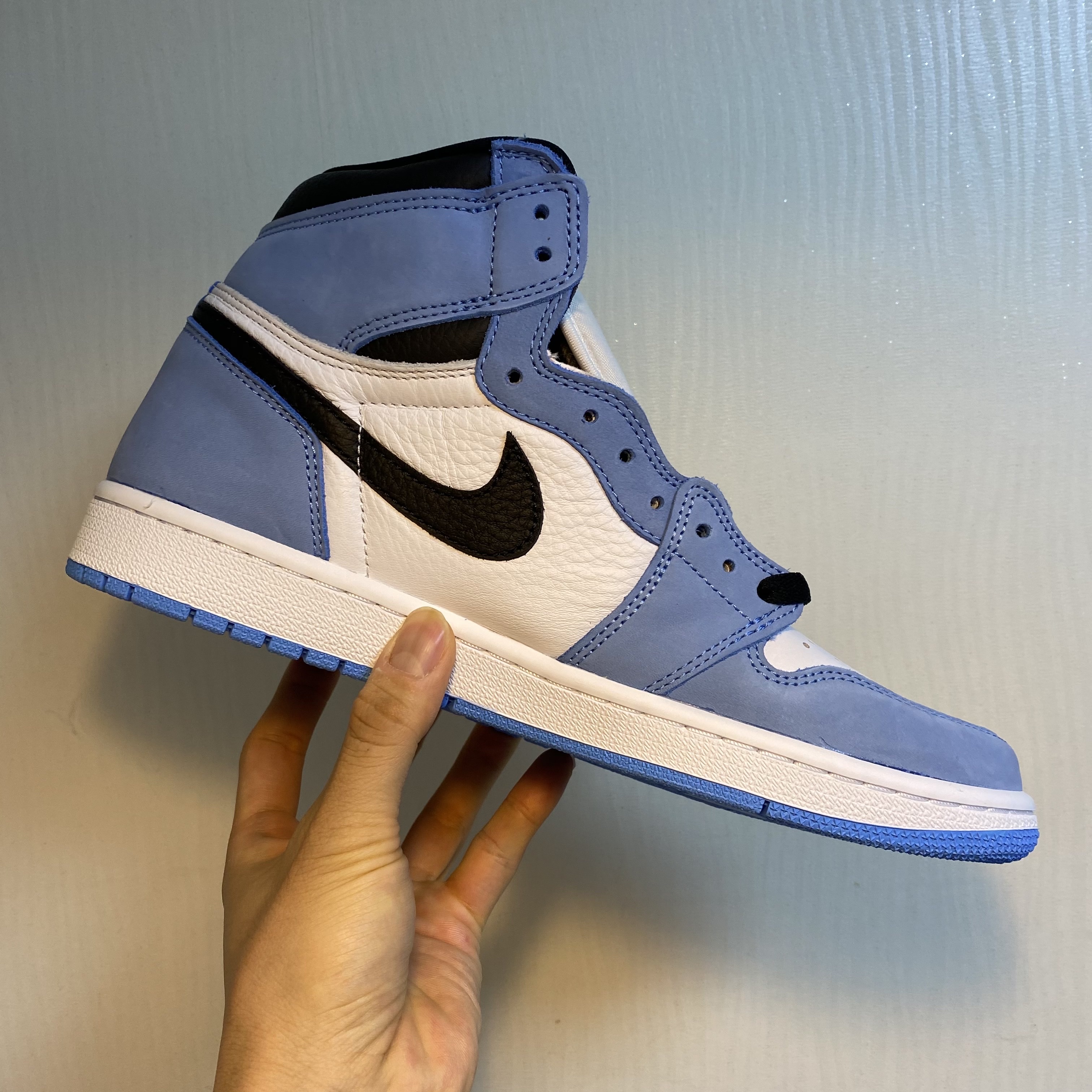 Jordan 1 Retro High OG University Blue 착용 스타일 - 5