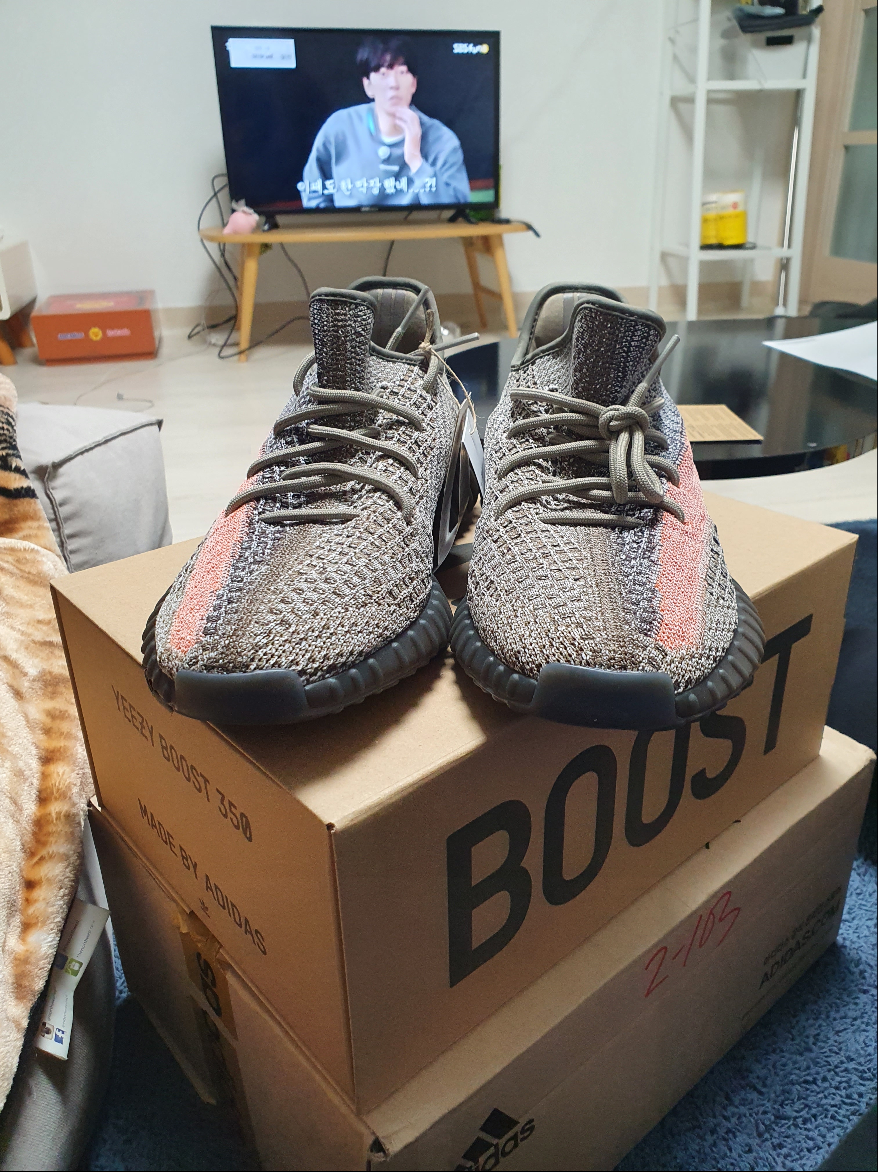 Adidas Yeezy Boost 350 V2 Ash Stone 착용 스타일 - 2