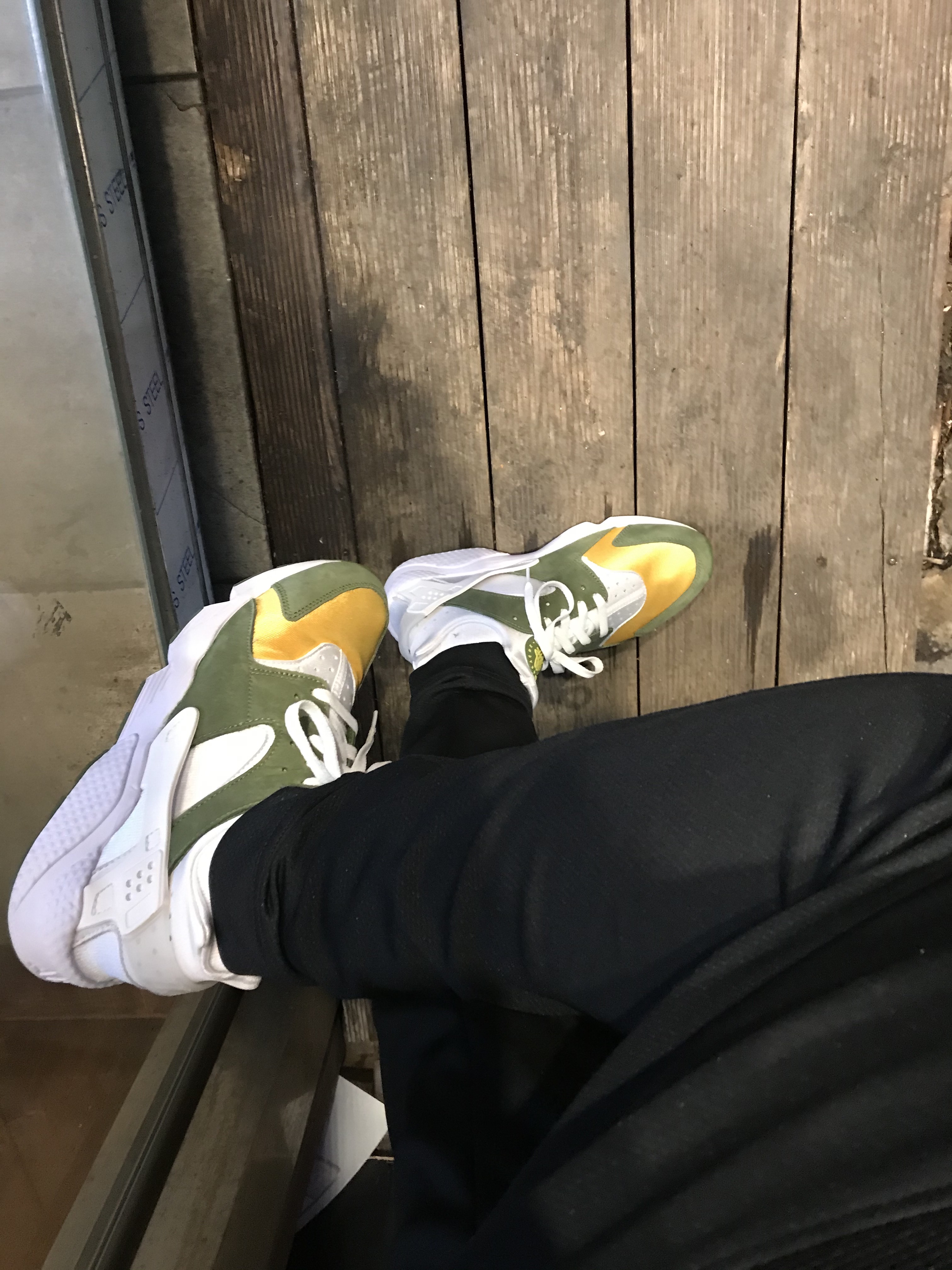 Nike x Stussy Air Huarache LE Dark Olive 착용 스타일 - 3