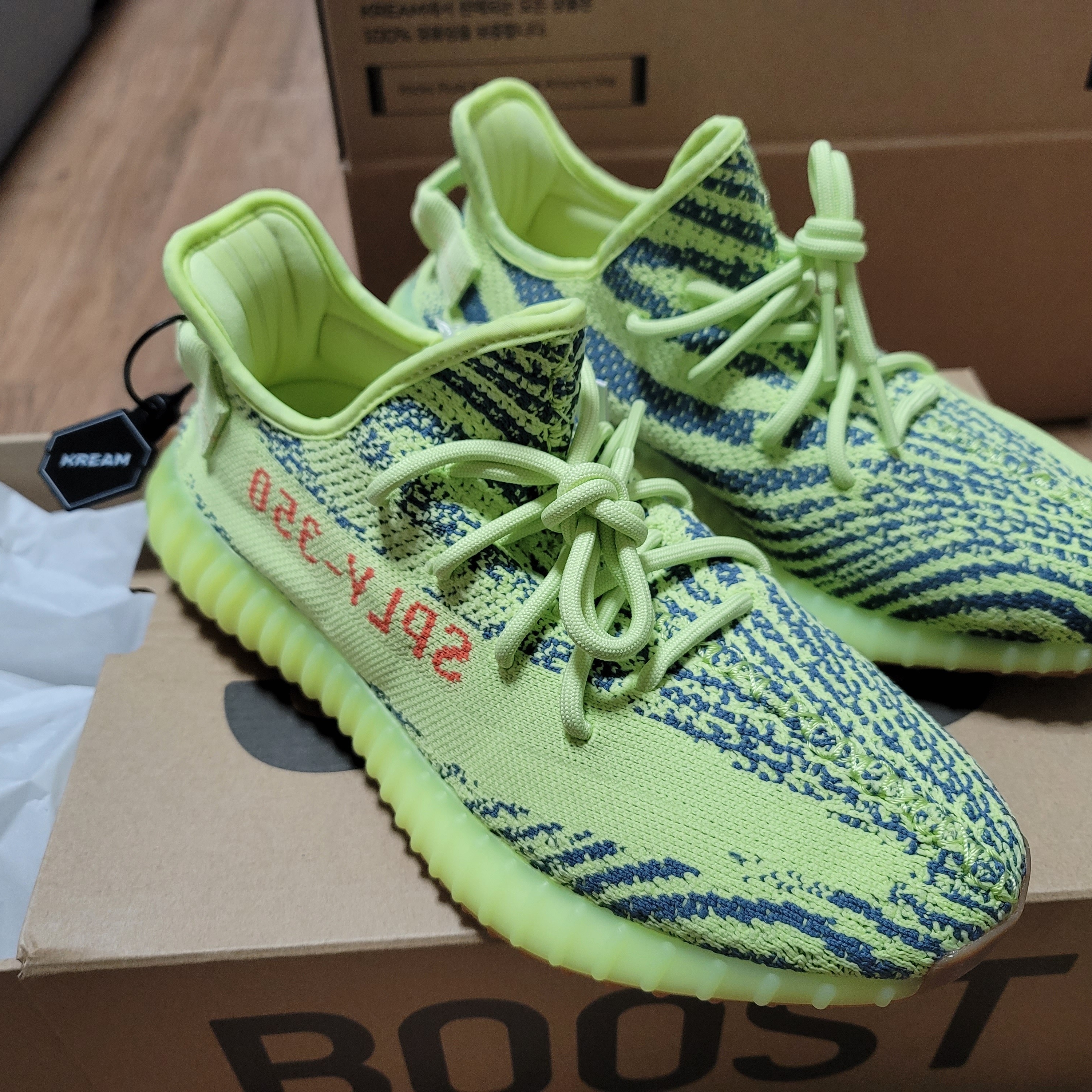 Adidas Yeezy Boost 350 V2 Semi Frozen Yellow 착용 스타일 - 2