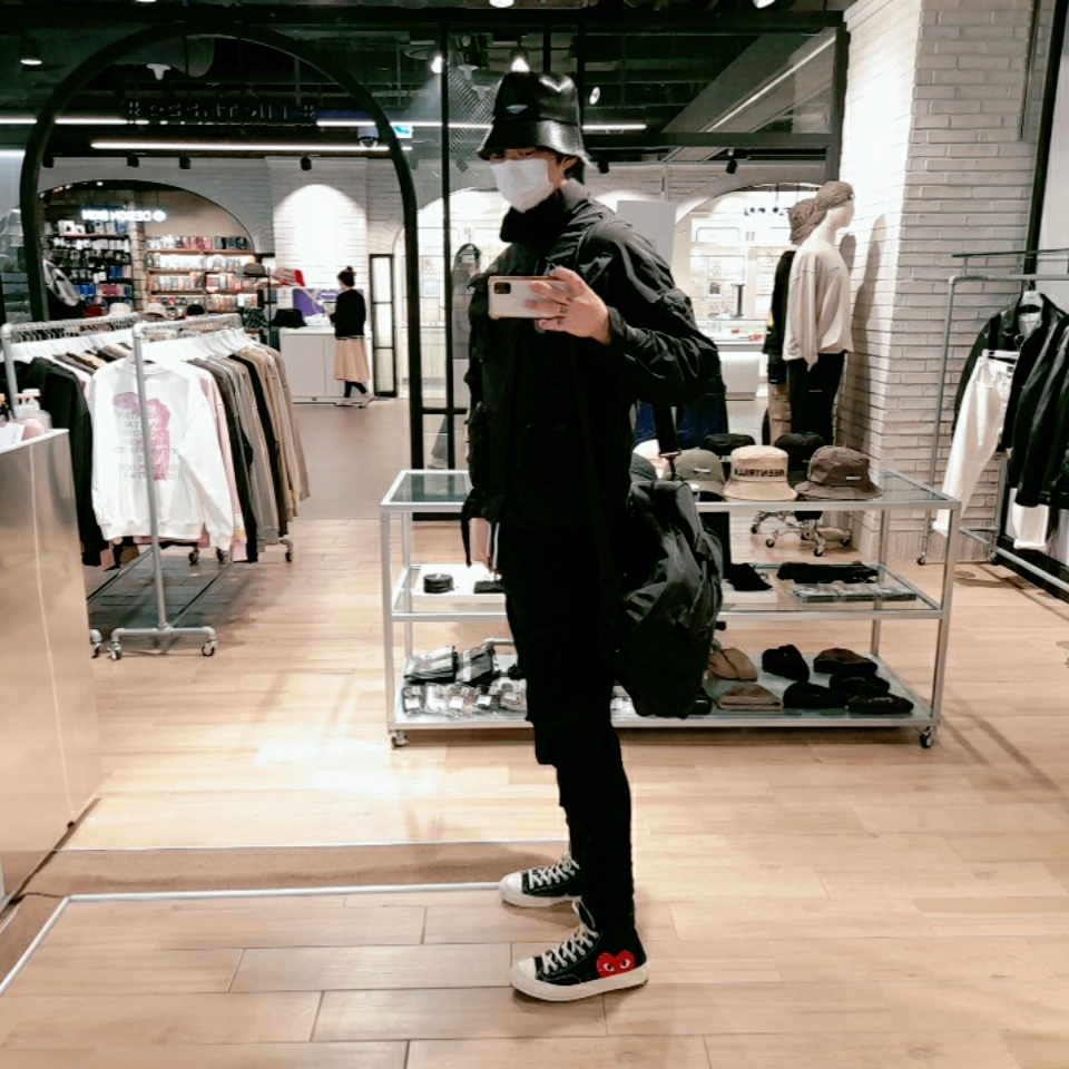 Converse x Play Comme des Garcons Chuck 70 Hi Black 착용 스타일 - 1