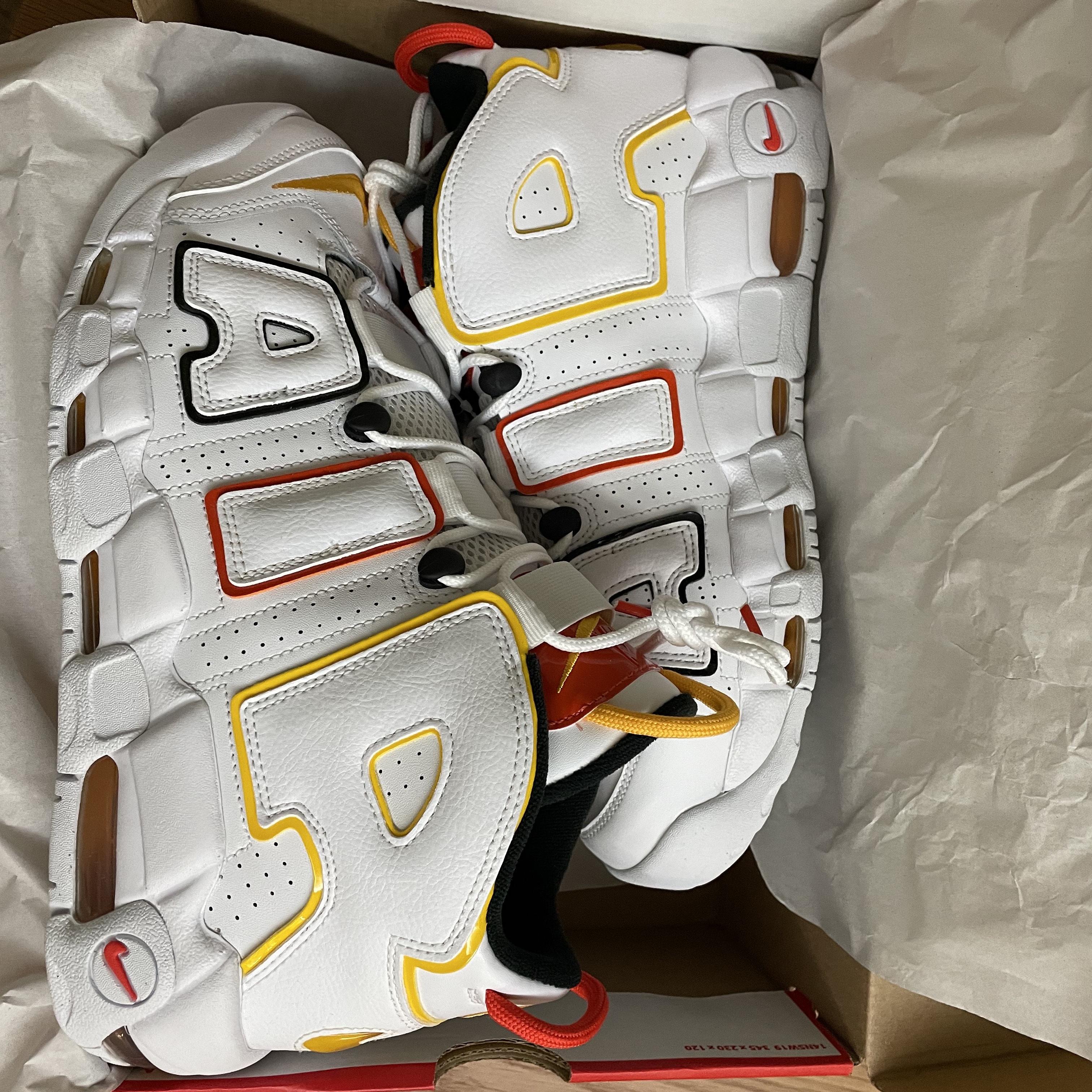 Nike Air More Uptempo Rayguns 착용 스타일