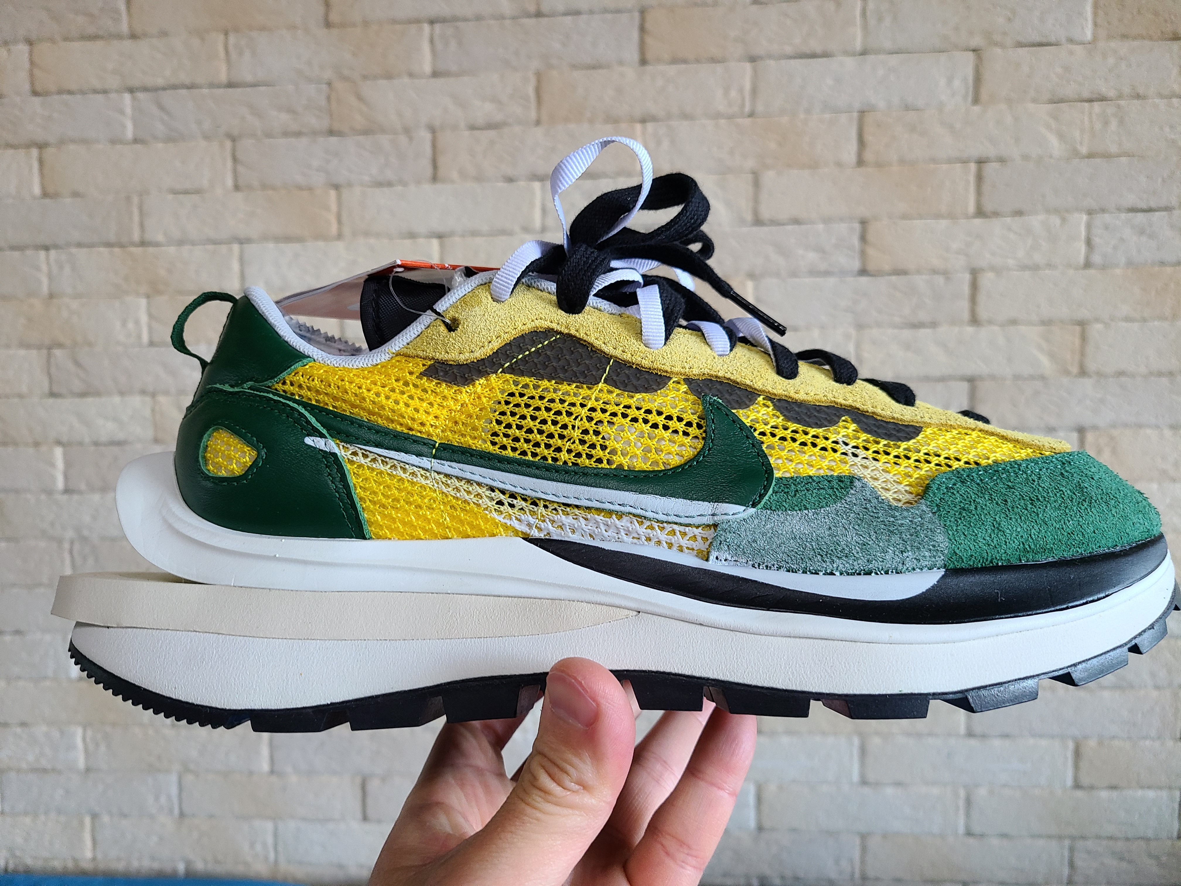 Nike x Sacai VaporWaffle Tour Yellow & Gorge Green Sail 착용 스타일 - 3