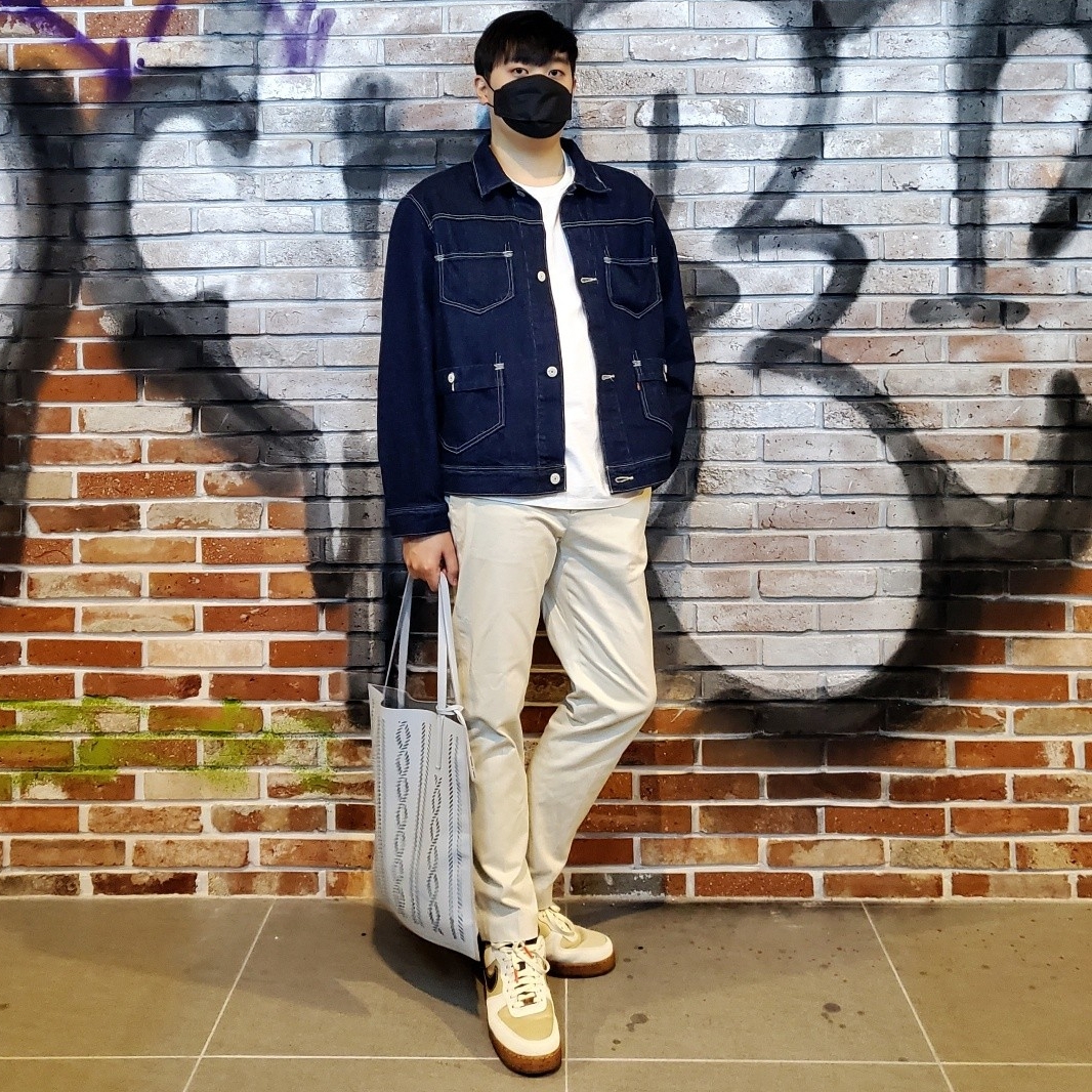 Nike Air Force 1 '07 LV8 Coffee 착용 스타일