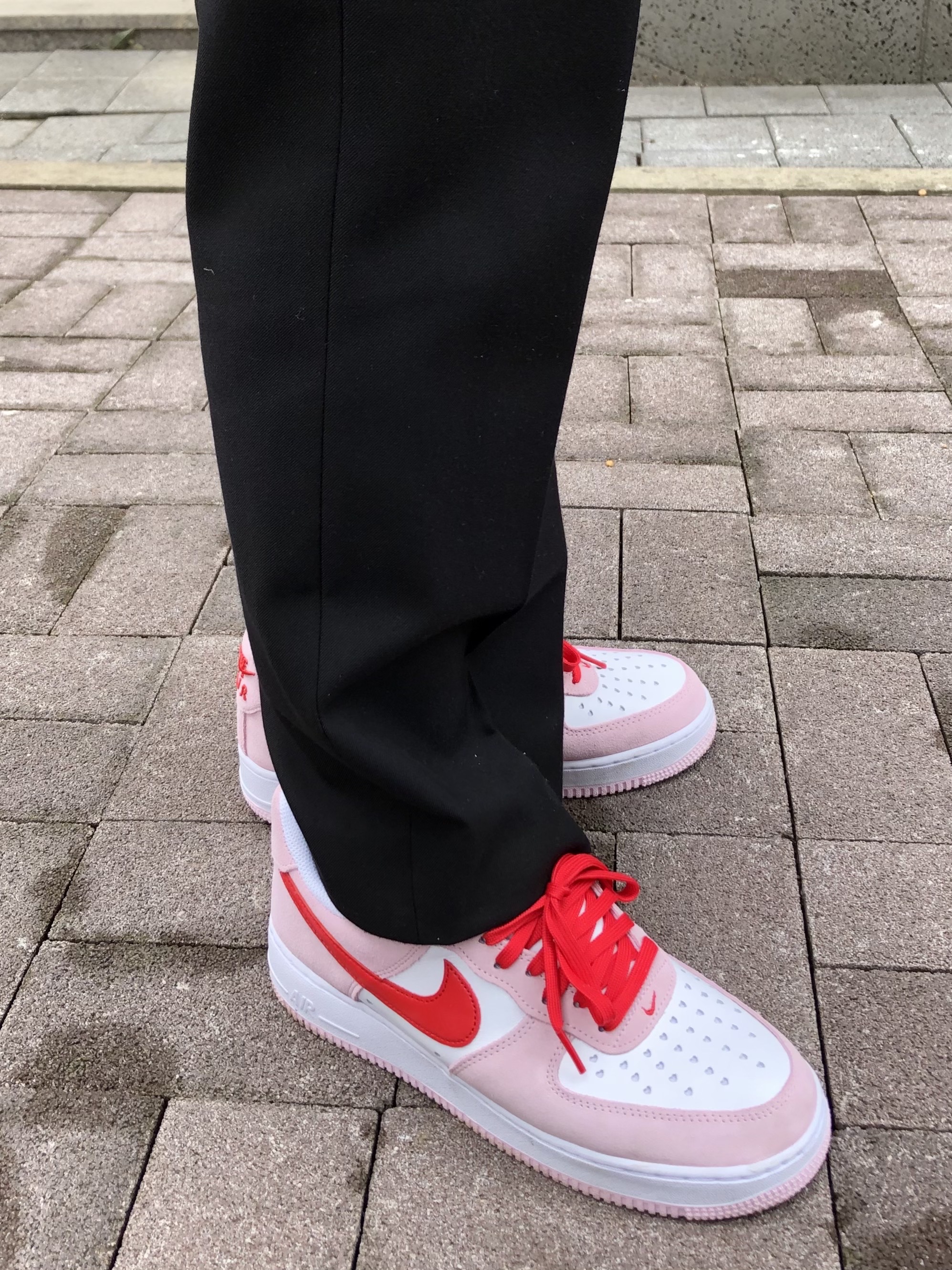 Nike Air Force 1 '07 QS Valentine's Day 착용 스타일 - 2