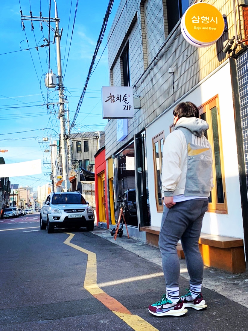 Nike x Sacai VaporWaffle String & Black Villain Red 착용 스타일