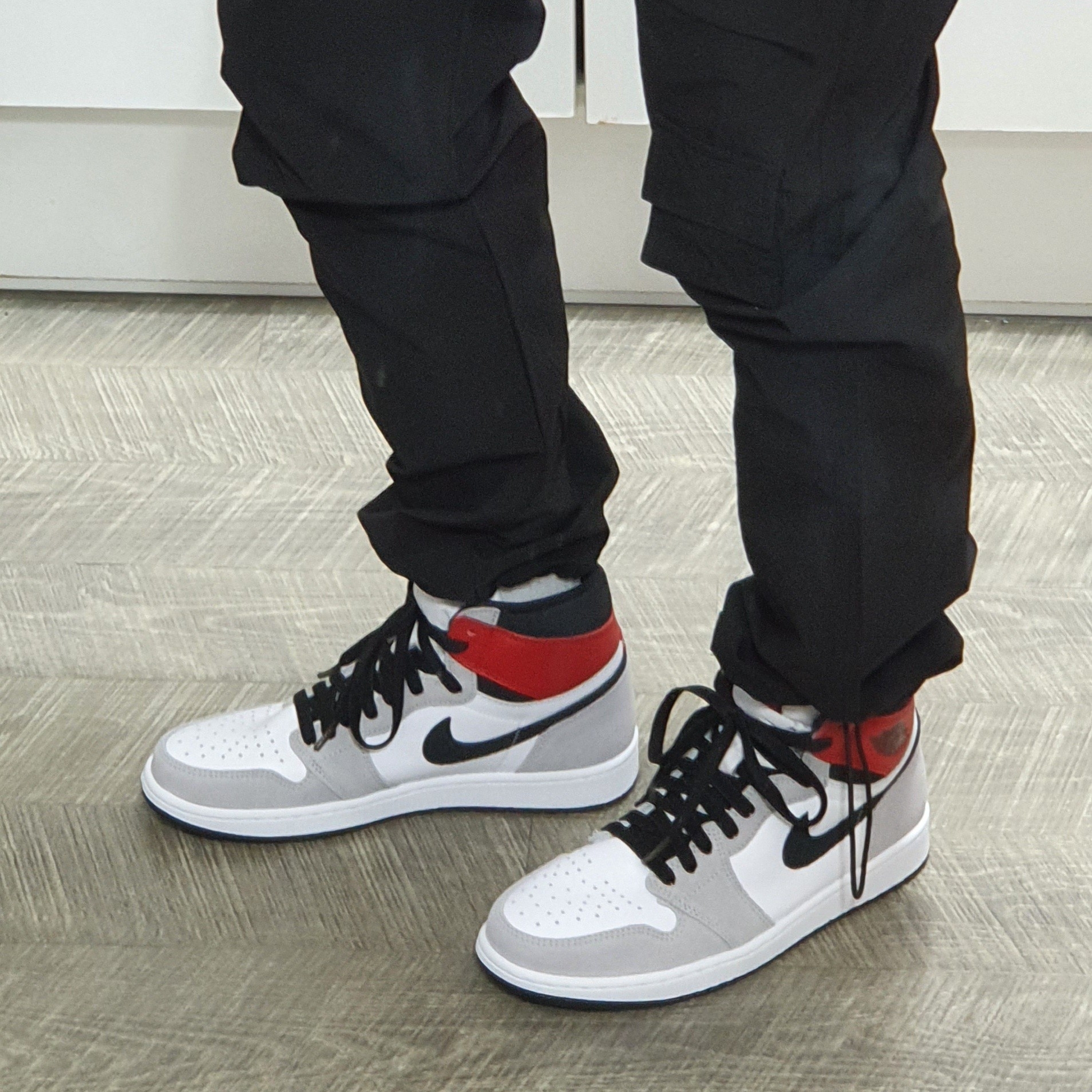 Jordan 1 Retro High OG Light Smoke Grey 착용 스타일 - 1