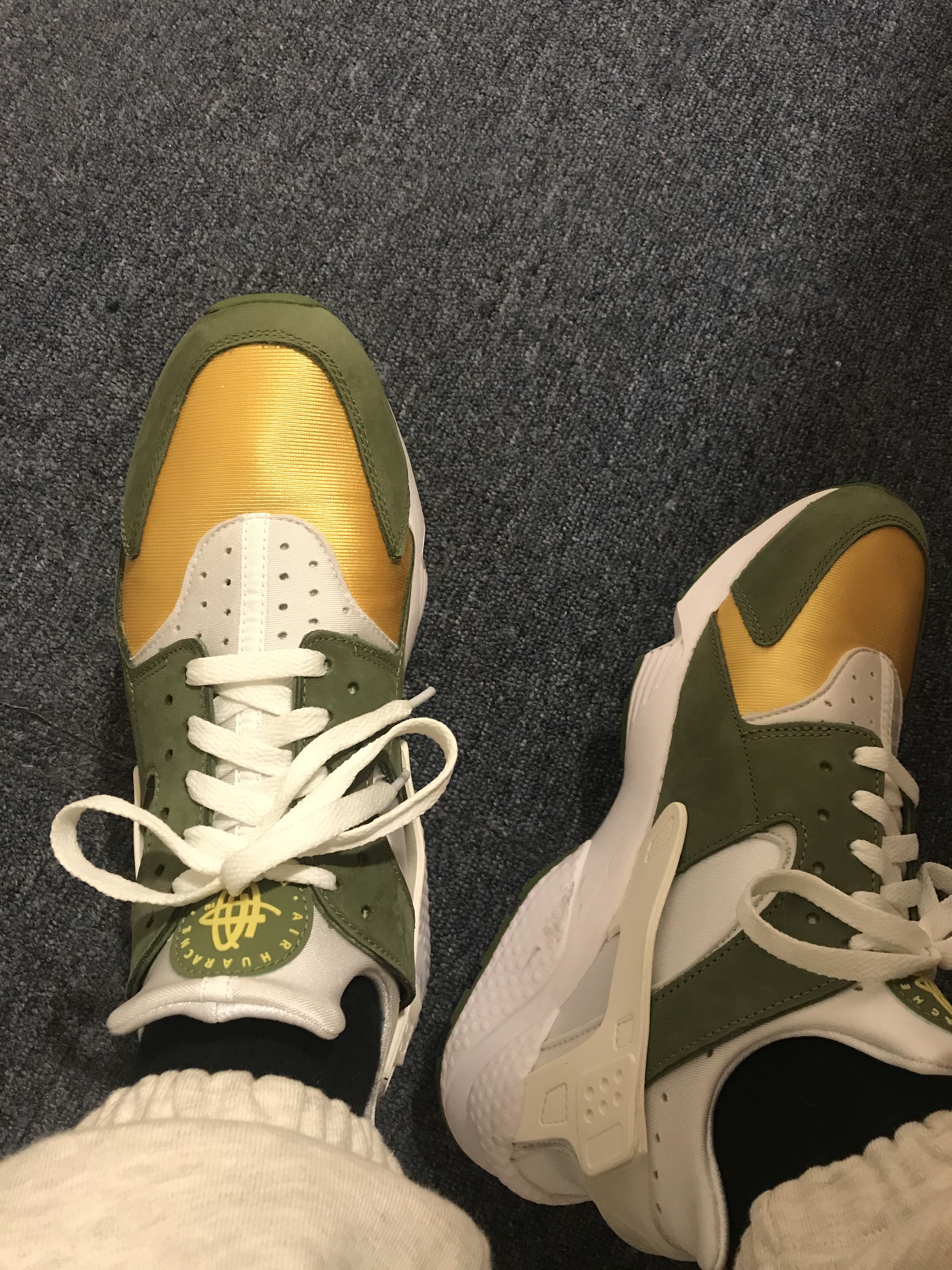 Nike x Stussy Air Huarache LE Dark Olive 착용 스타일 - 2