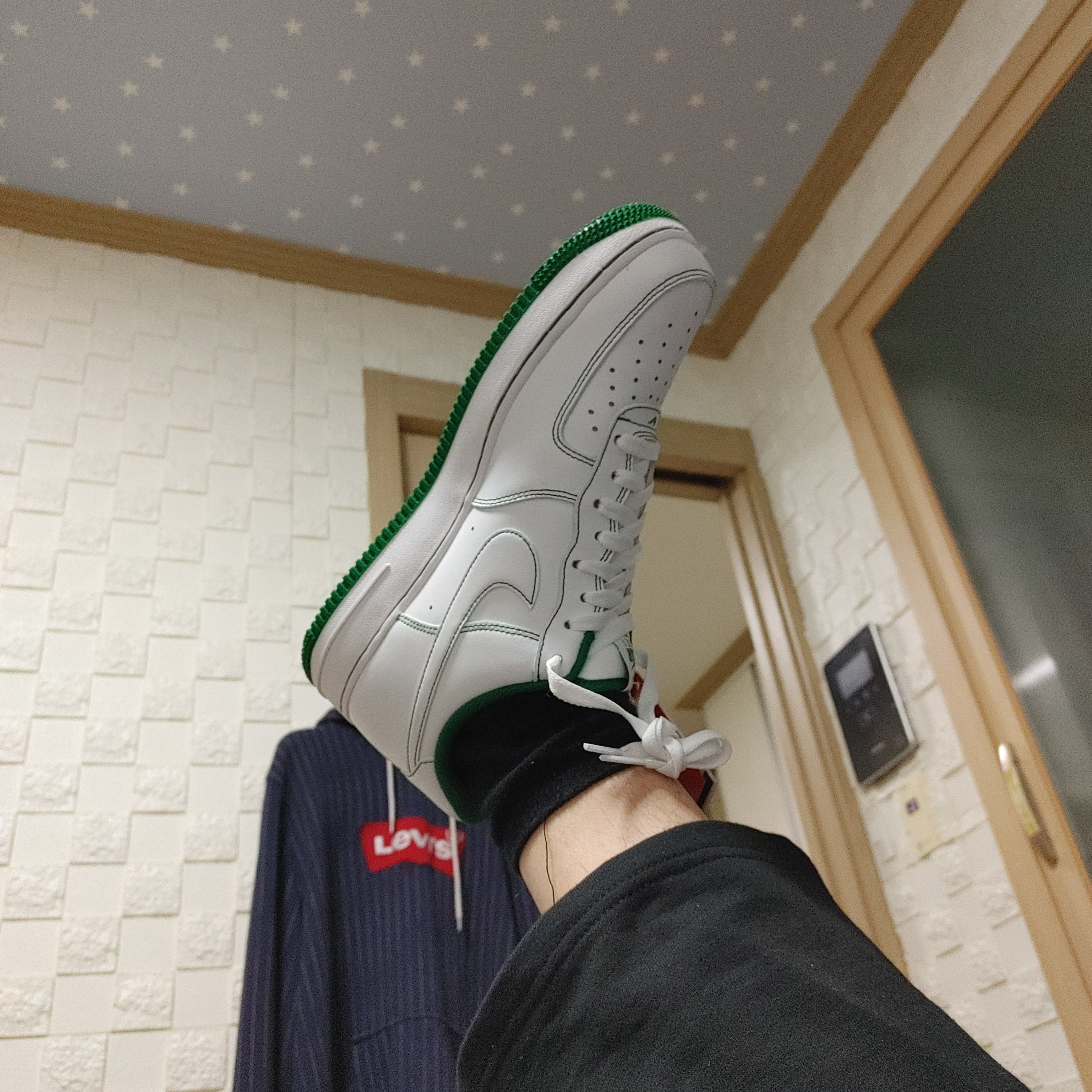 Nike Air Force 1 '07 Stitch Pine Green 착용 스타일 - 2