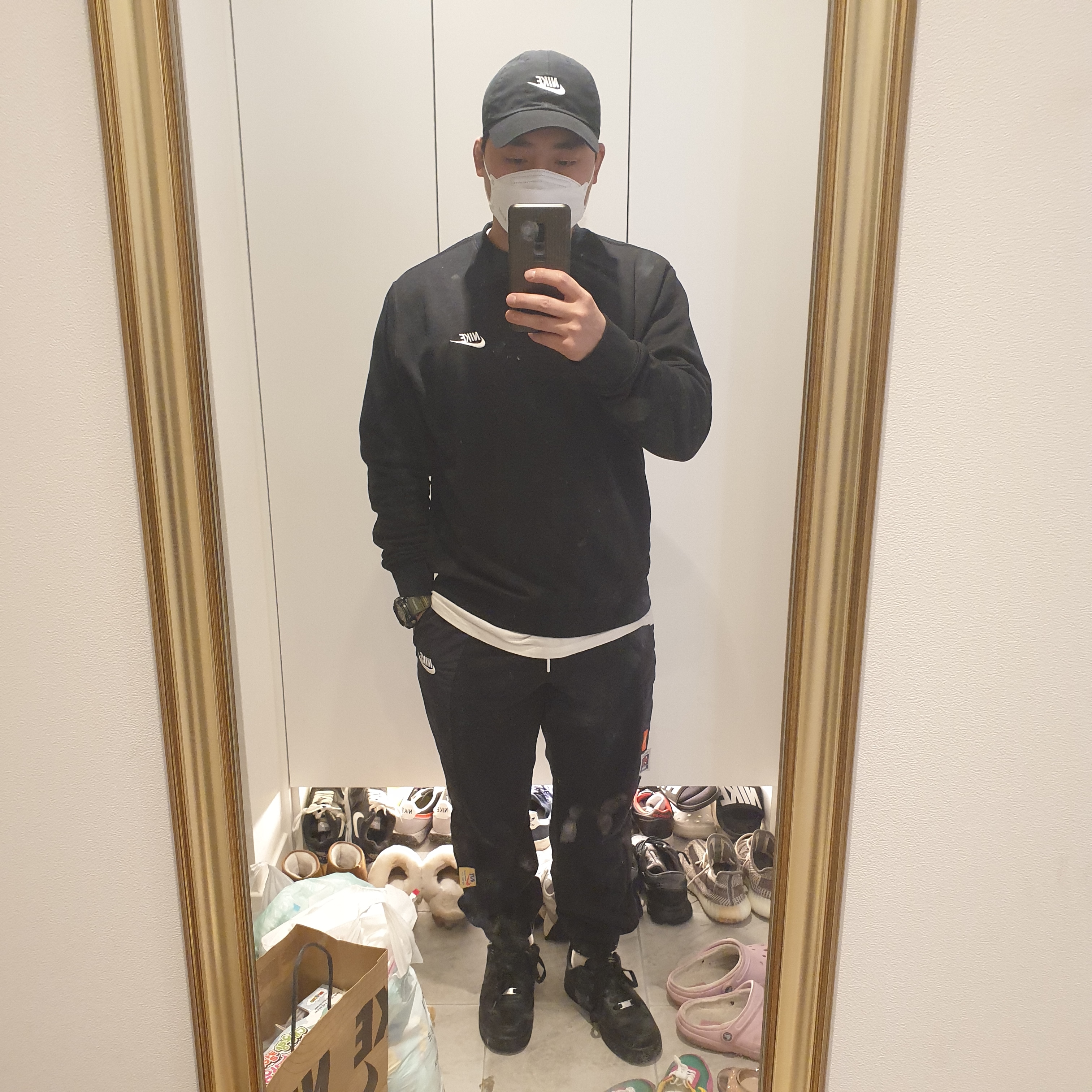 Nike Air Force 1 '07 Low Triple Black 착용 스타일