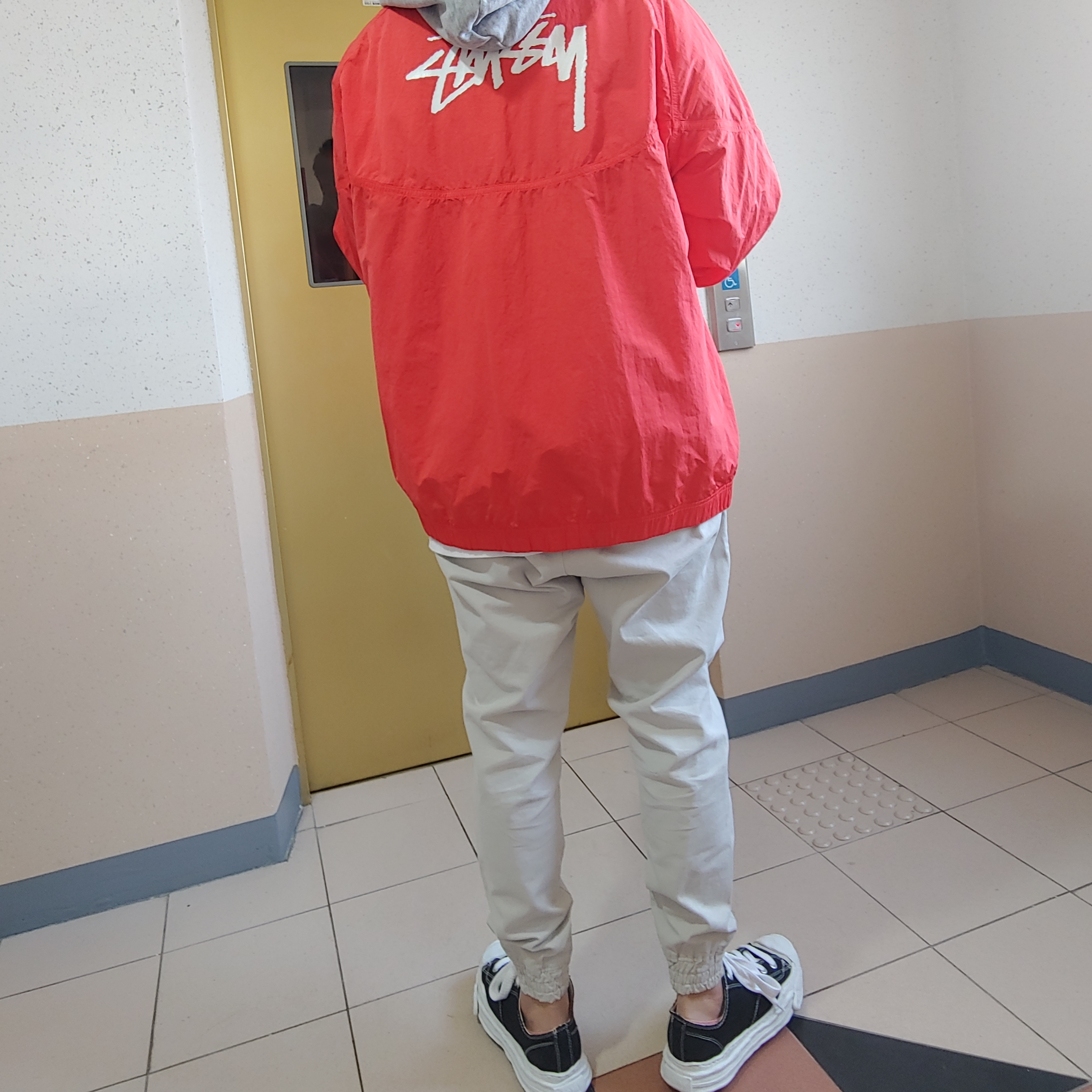 Nike x Stussy Windrunner Jacket Habanero Red, Maison Mihara Yasuhiro Hank OG Sole Canvas Low-top Sneakers Black 착용 스타일