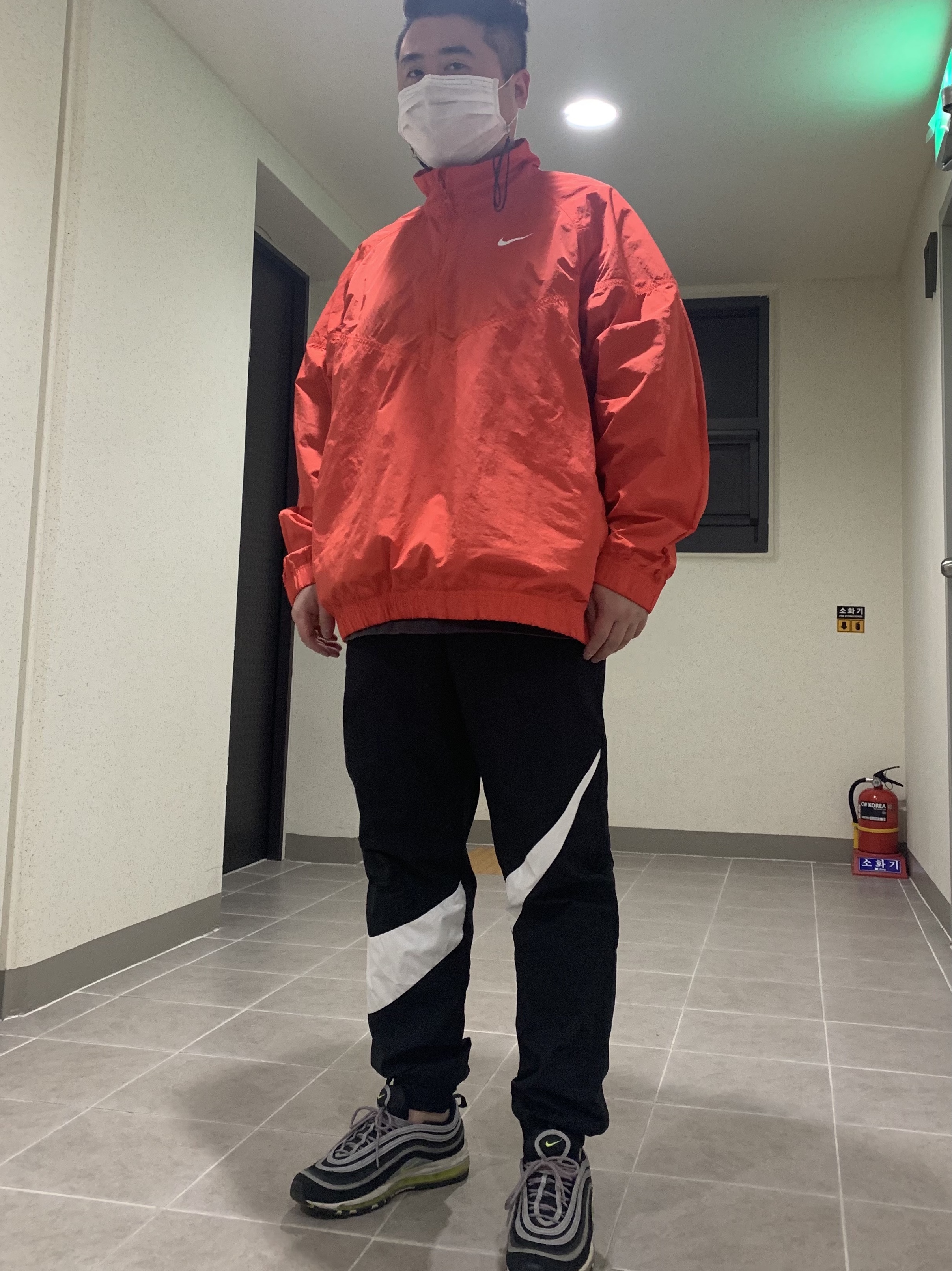 Nike Air Max 97 OG Black Volt Asia, Nike x Stussy Windrunner Jacket Habanero Red 착용 스타일