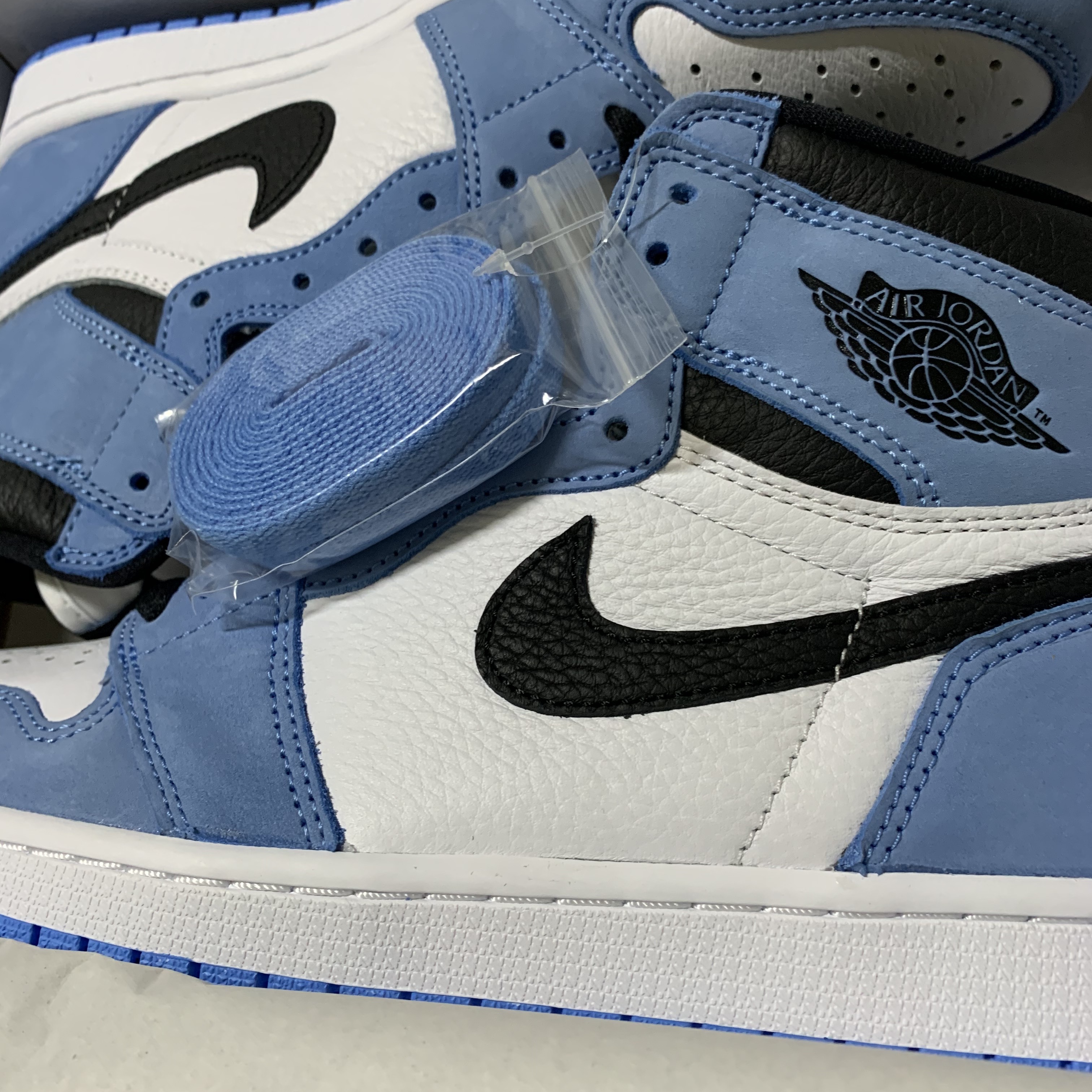 Jordan 1 Retro High OG University Blue 착용 스타일 - 1