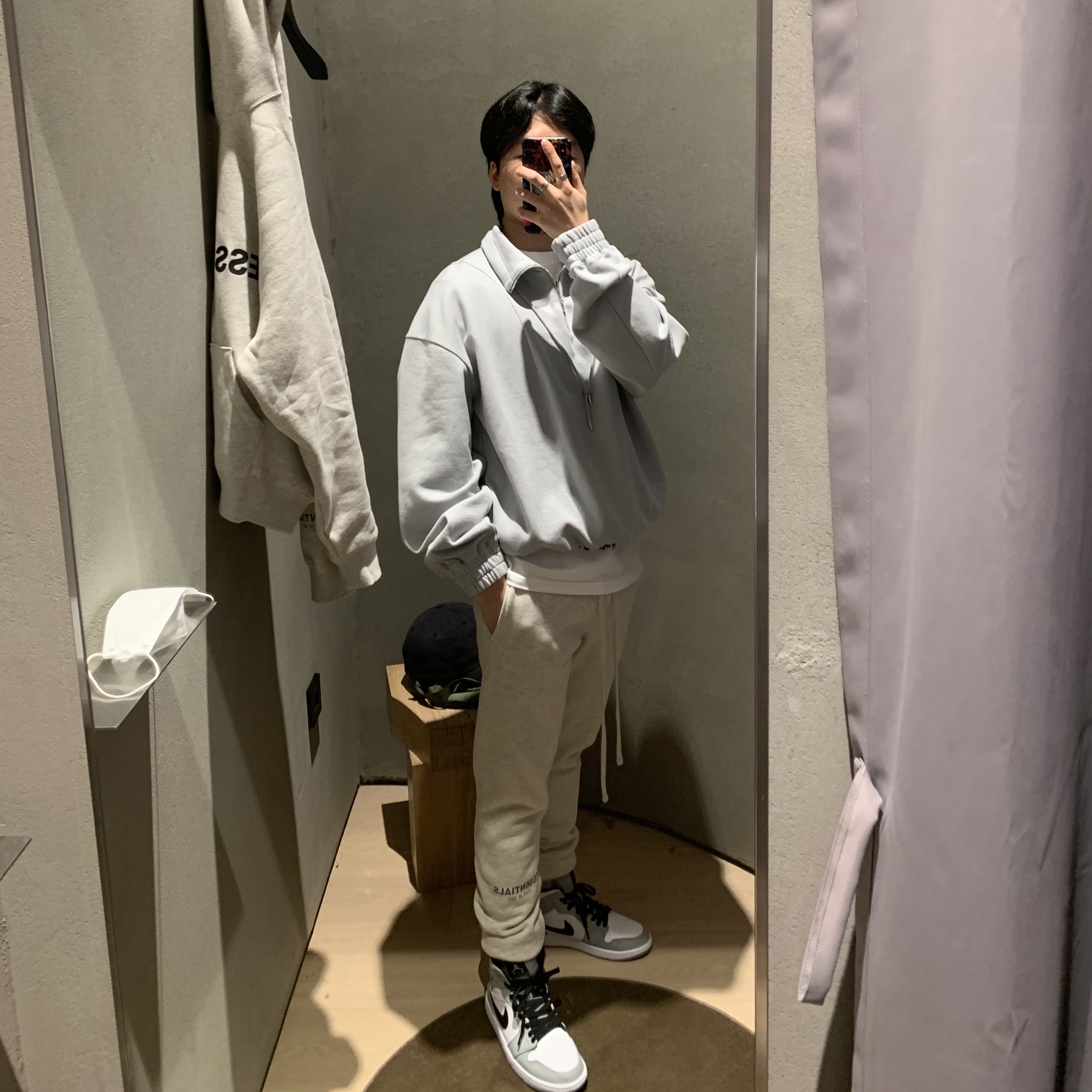 Jordan 1 Mid Light Smoke Grey, Essentials 3D Silicon Applique Pullover Hoodie Oatmeal/Oatmeal Heather/Light Heather Oatmeal 2020 착용 스타일