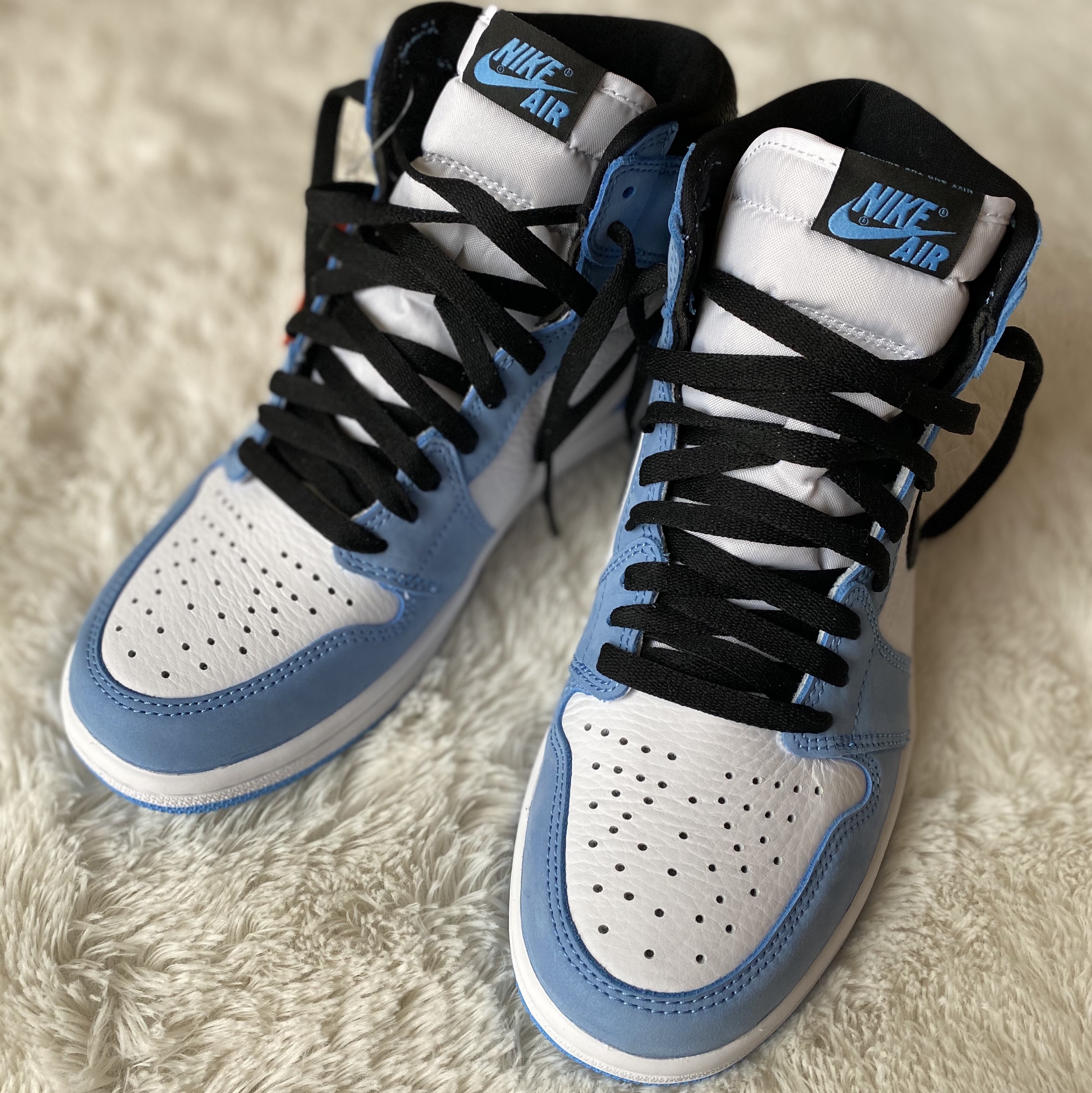 Jordan 1 Retro High OG University Blue 착용 스타일 - 1