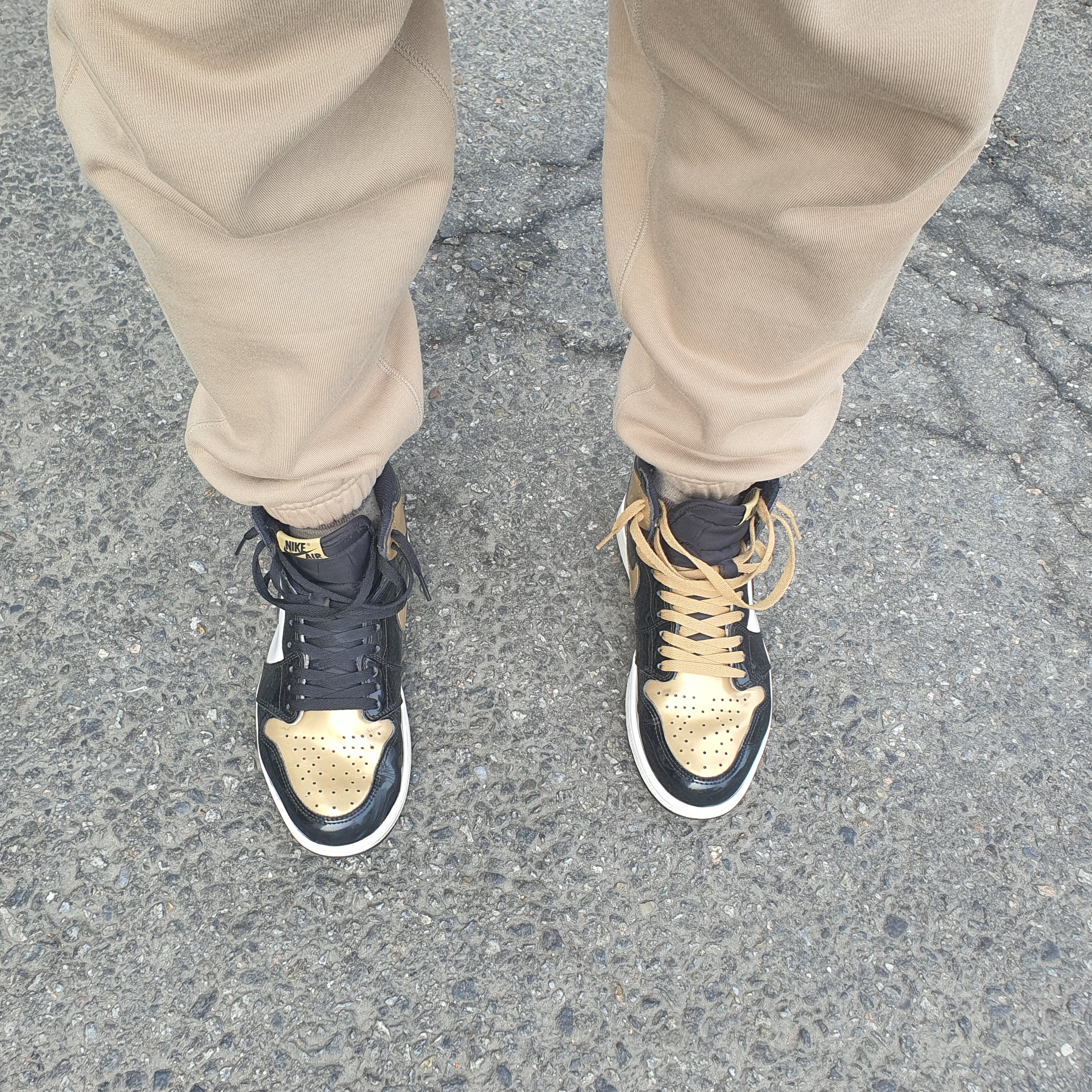 Nike NRG Solo Swoosh Fleece Pants Khaki - Asia, Jordan 1 Retro High NRG Patent Gold Toe 착용 스타일 - 3