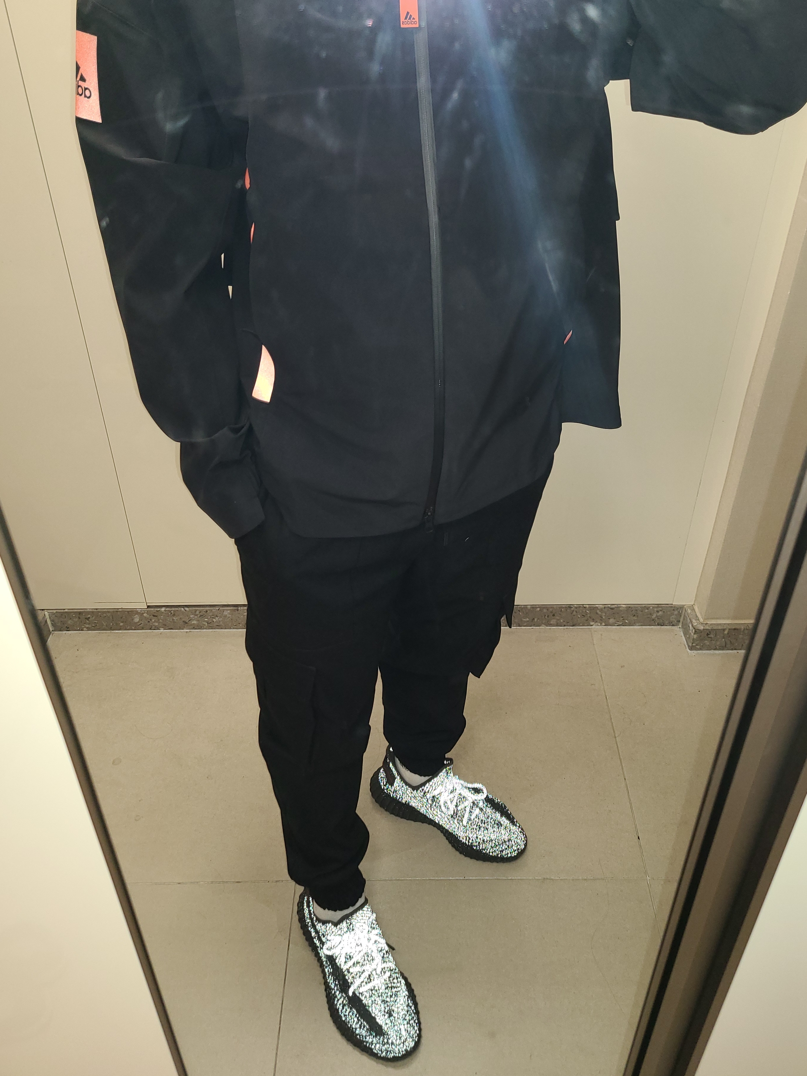 Adidas Yeezy Boost 350 V2 Black - Reflective 착용 스타일