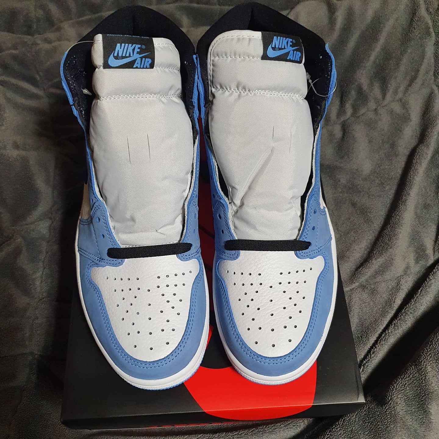 Jordan 1 Retro High OG University Blue 착용 스타일 - 3