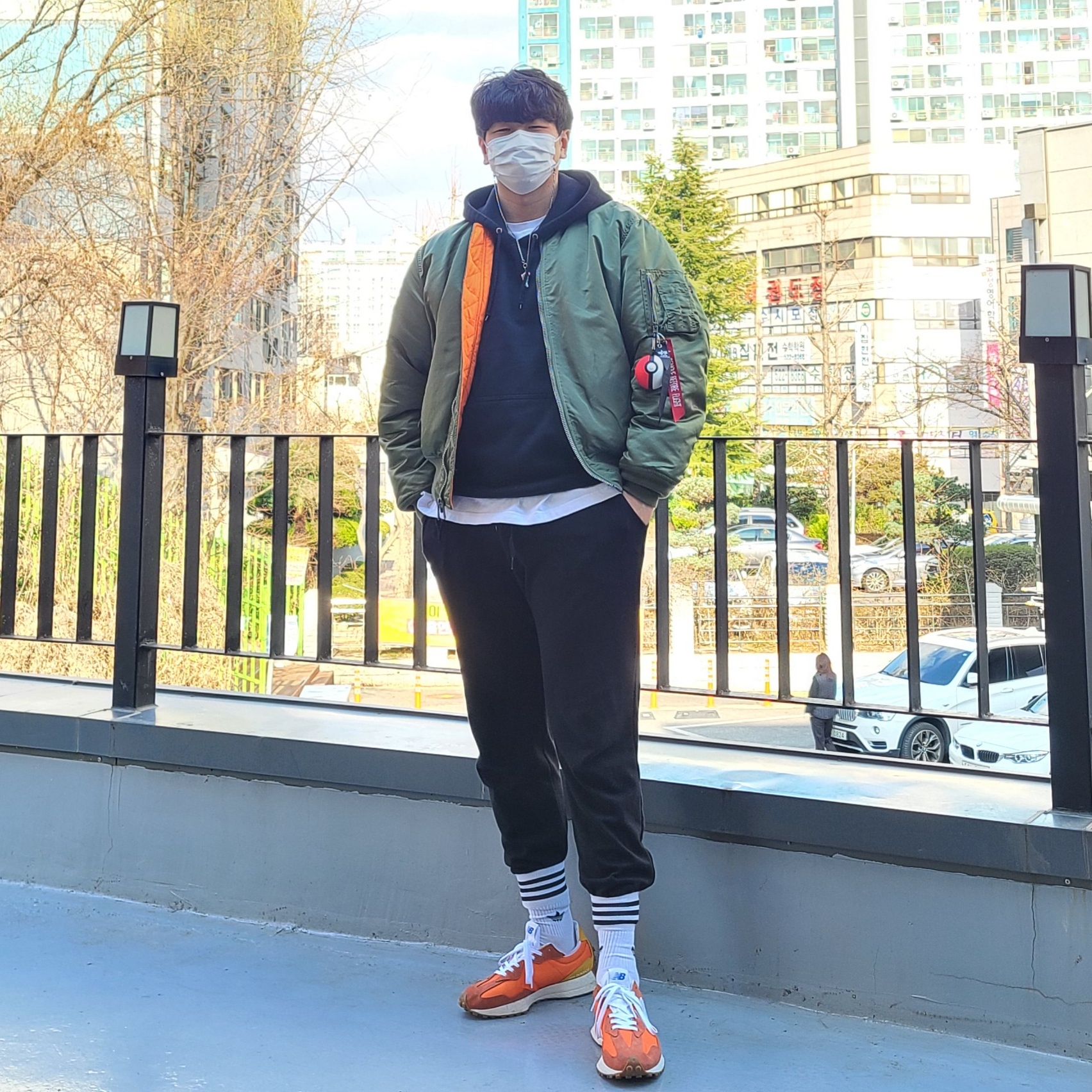 New Balance 327 Orange 착용 스타일 - 1