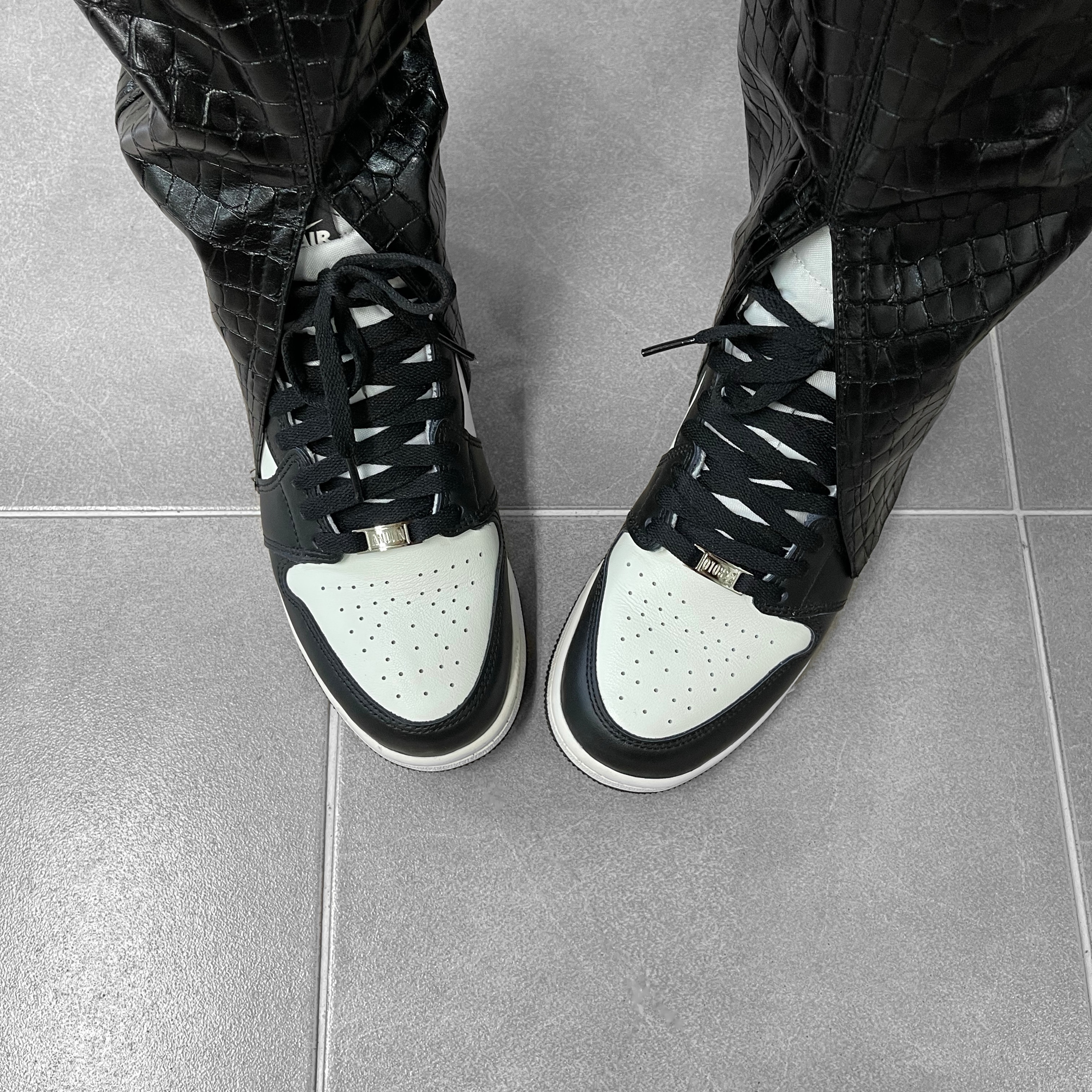 (GS) Jordan 1 Retro High OG Black Mocha 착용 스타일 - 2