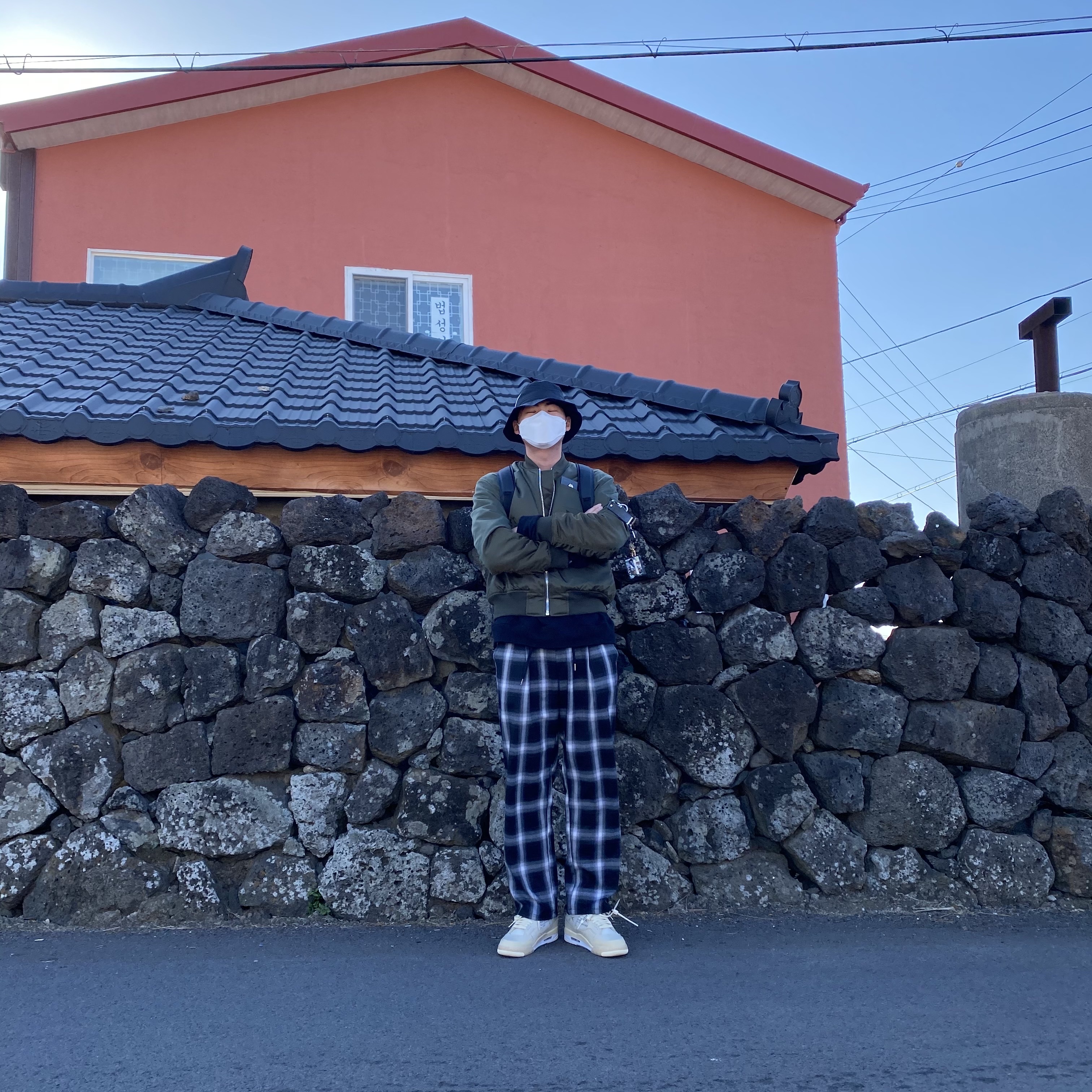 (W) Jordan 4 x Off-White Retro SP Sail, Nike x Stussy Bucket Hat Black 착용 스타일 - 1
