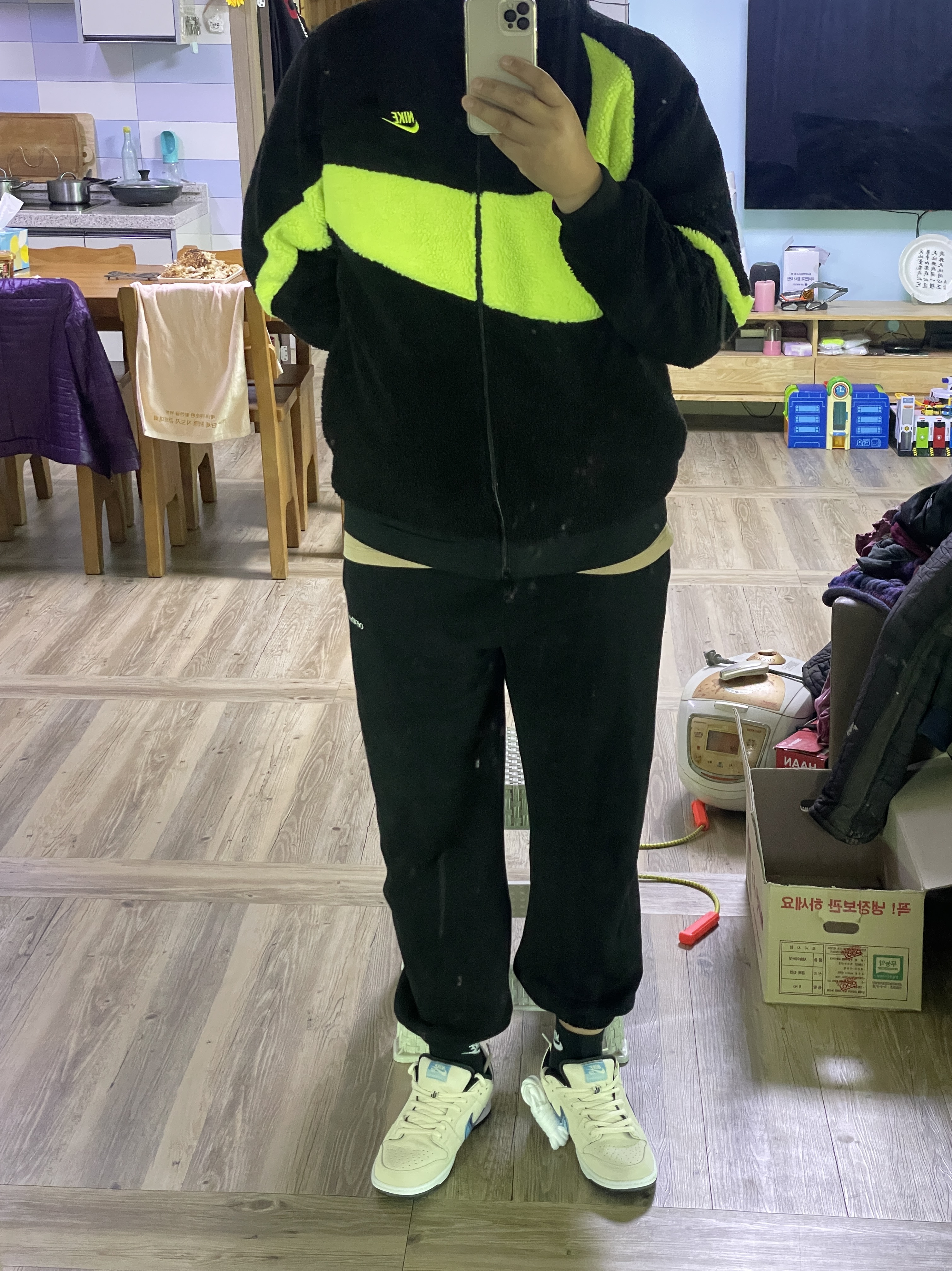Nike SB Dunk Low Truck It, Nike Big Swoosh Full Zip Jacket Black Volt 착용 스타일