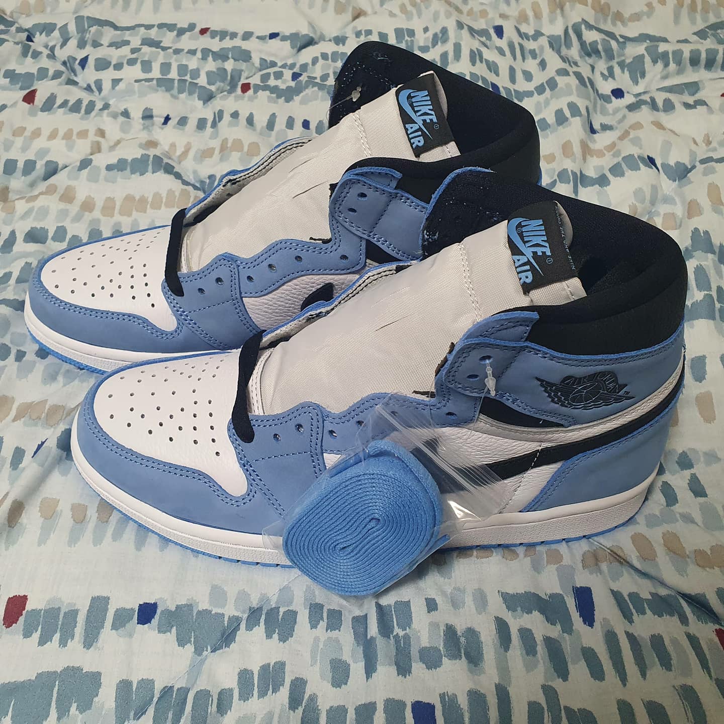 Jordan 1 Retro High OG University Blue 착용 스타일 - 1