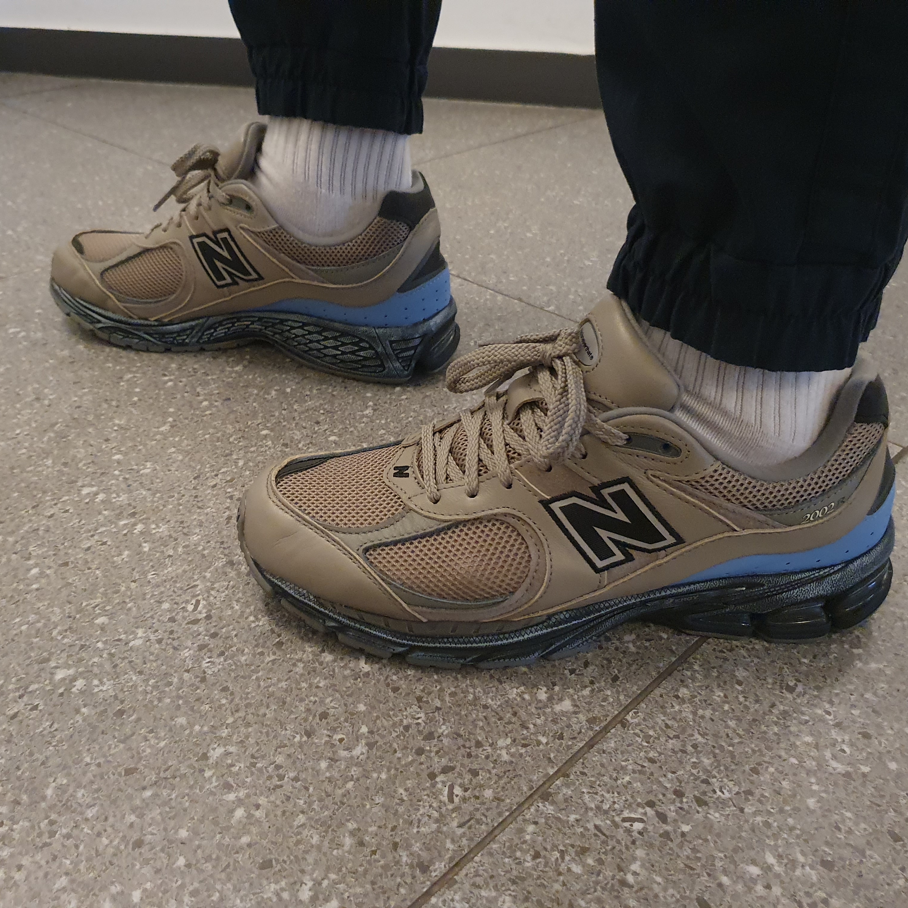 New Balance x Thisisneverthat 2002R Khaki 착용 스타일 - 2