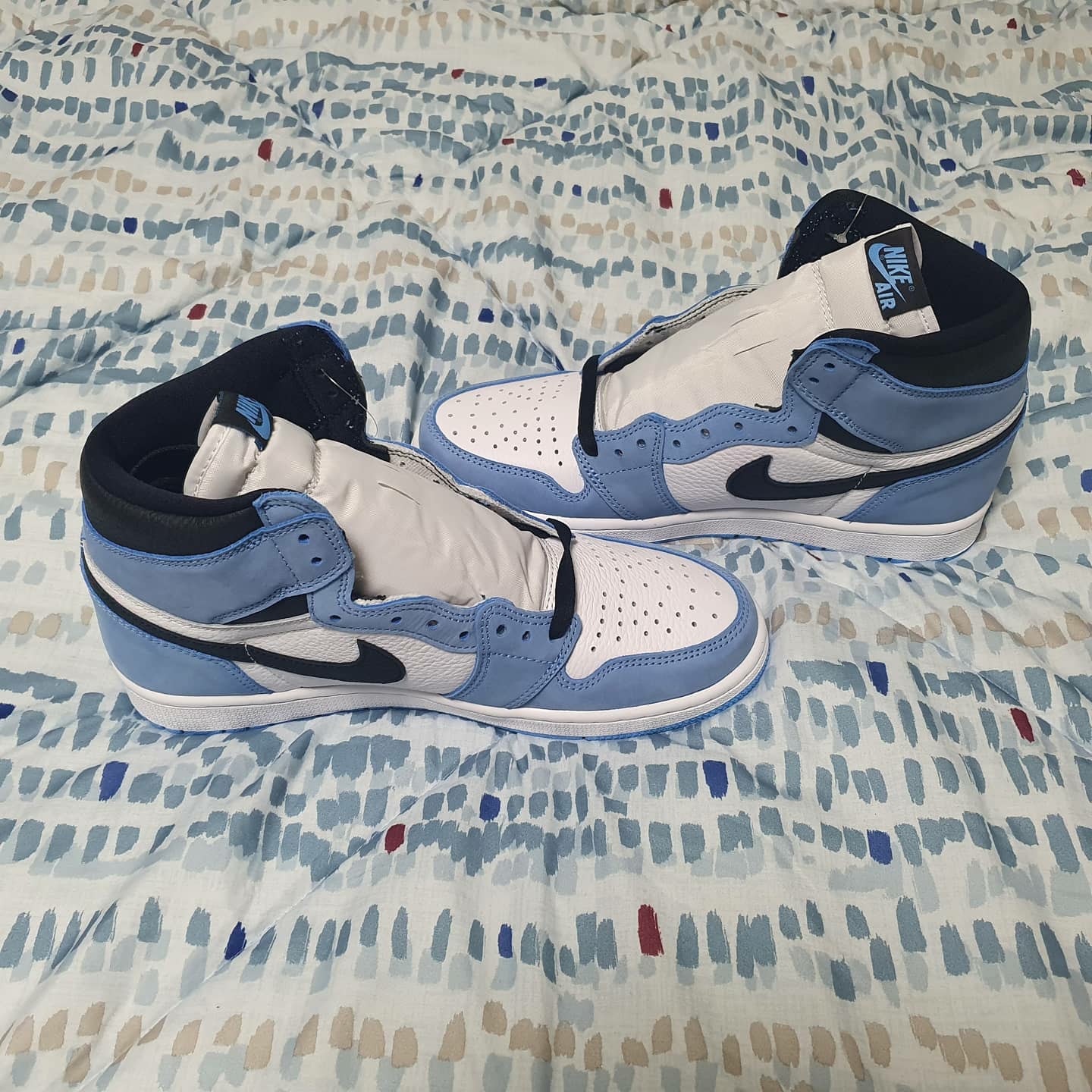 Jordan 1 Retro High OG University Blue 착용 스타일 - 4