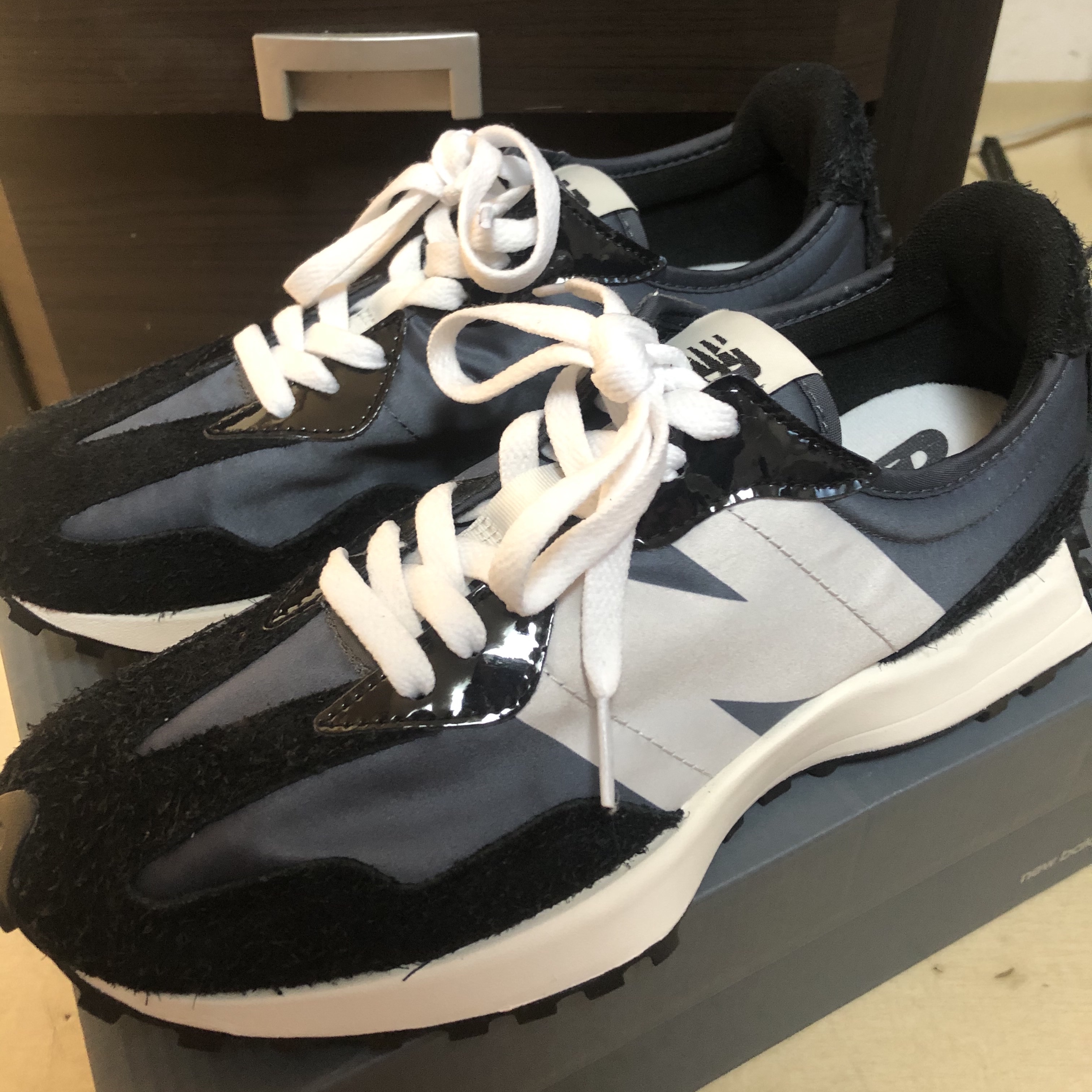 (W) New Balance 327 Black Grey 착용 스타일 - 2
