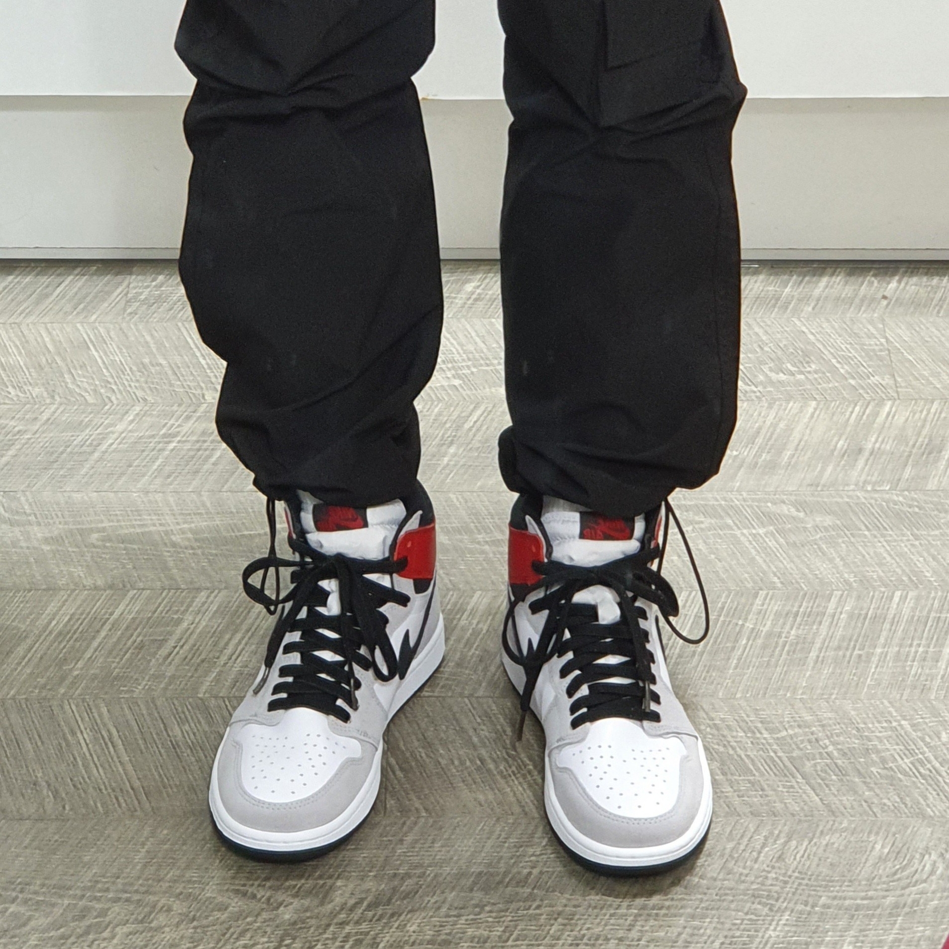 Jordan 1 Retro High OG Light Smoke Grey 착용 스타일 - 2