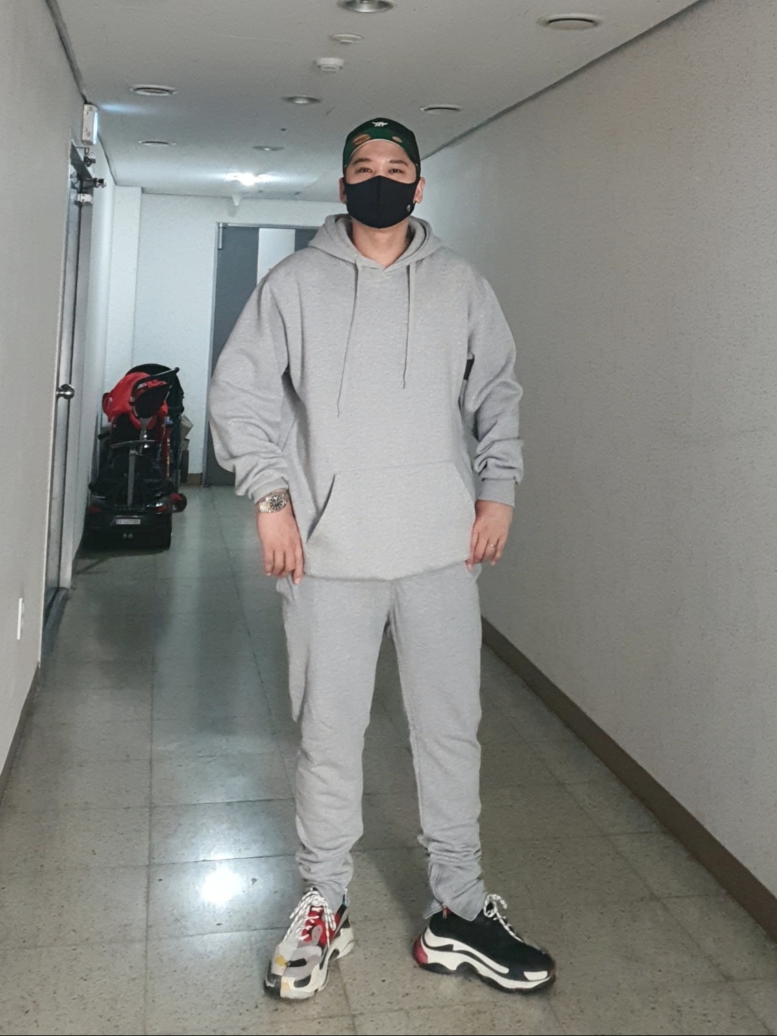 Balenciaga Triple S Split Brack Grey 2018, Balenciaga Triple S Bicolor White Light Grey Yellow 2018 착용 스타일 - 1