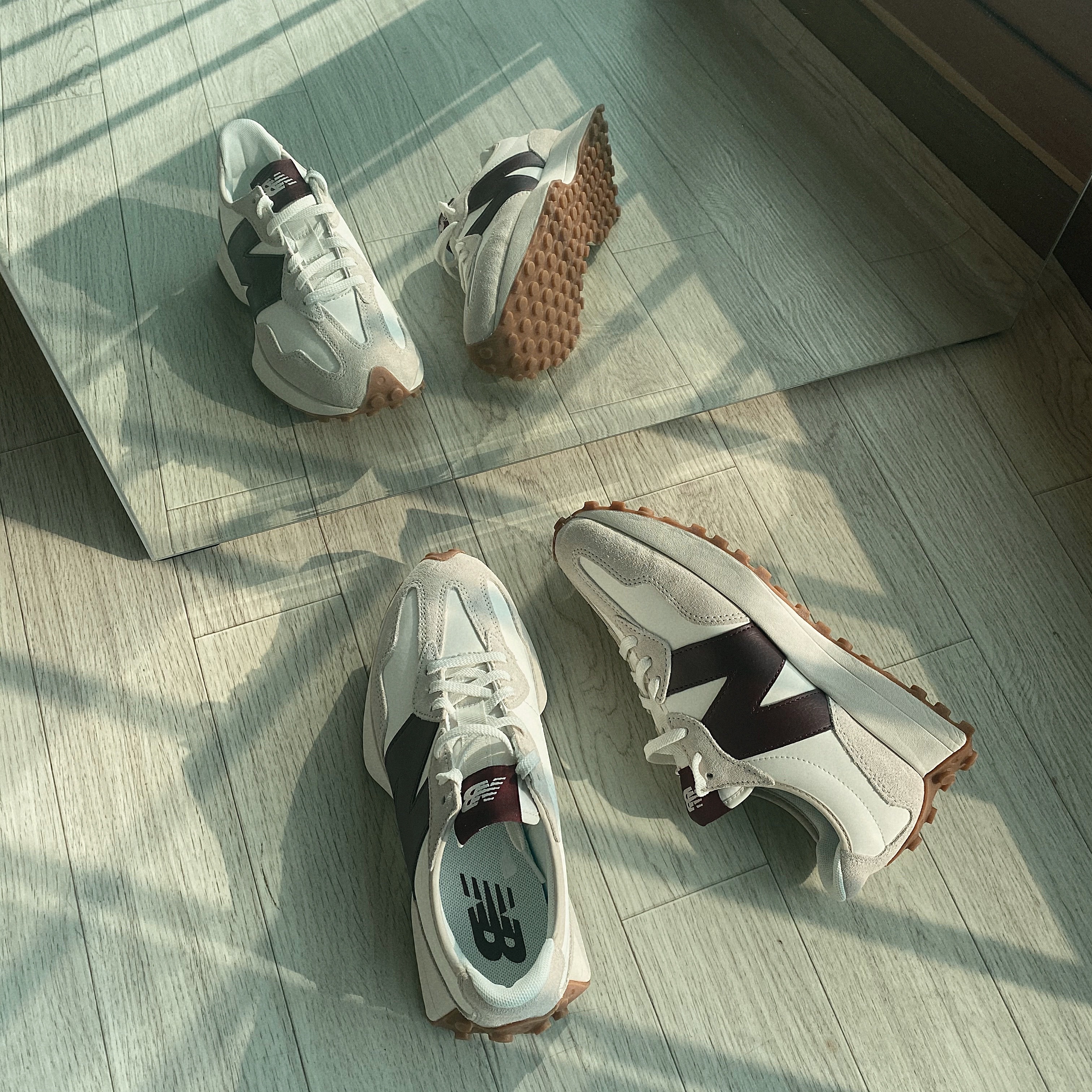 (W) New Balance 327 Burgundy 착용 스타일 - 2