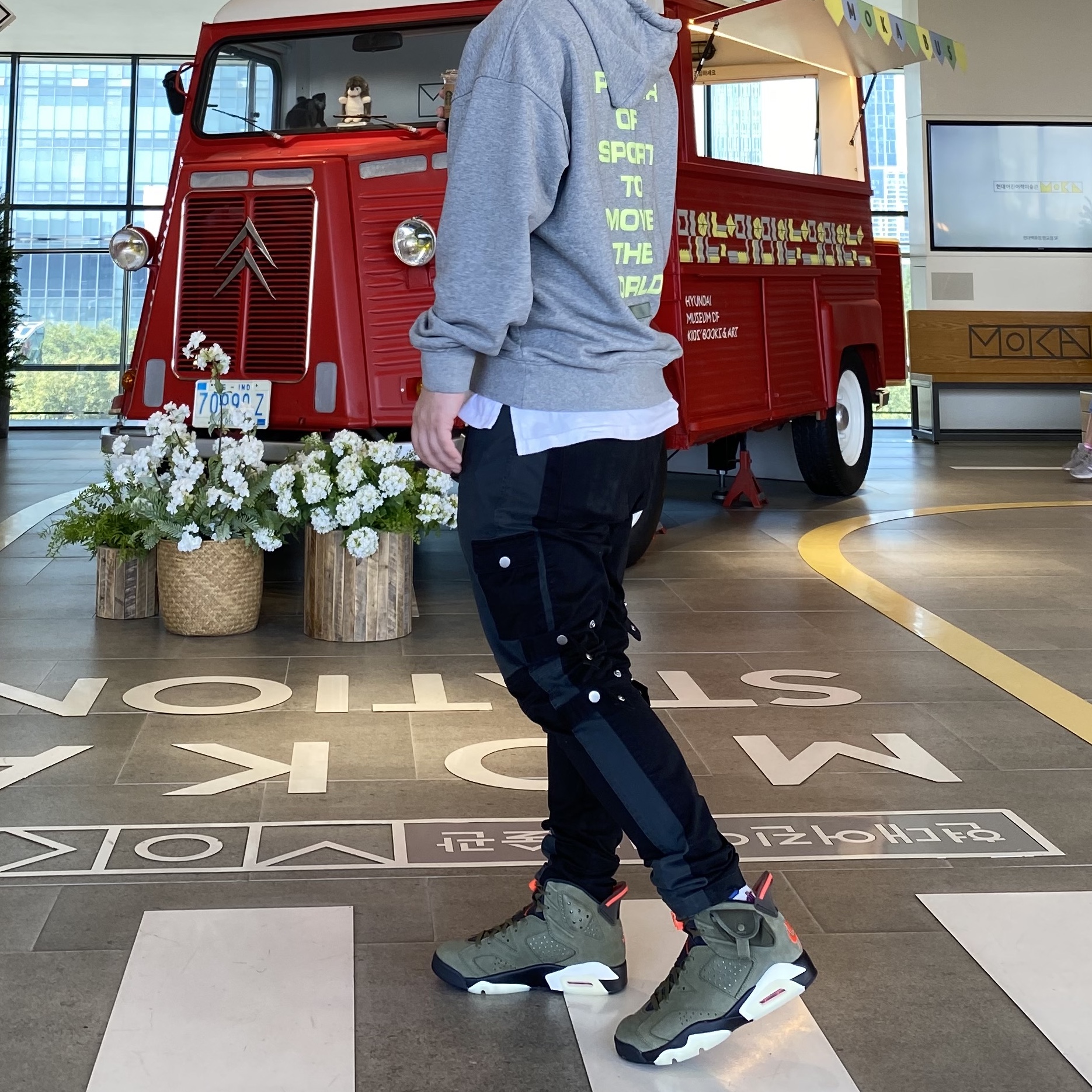 Jordan 6 x Travis Scott Retro Olive 착용 스타일