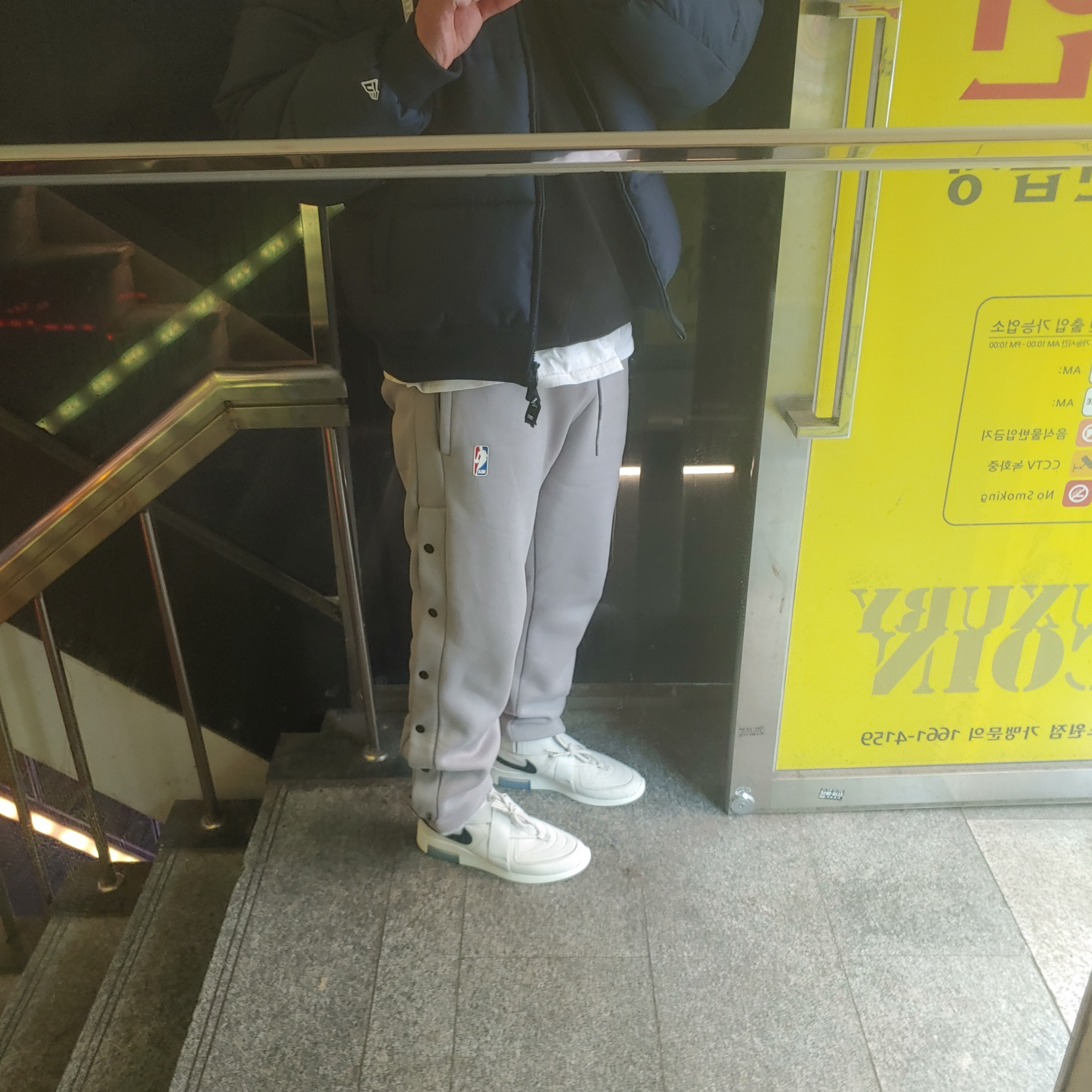 Nike x Fear of God Air Fear of God Raid Light Bone, Nike x Fear of God Warm Up Pants Dust 착용 스타일