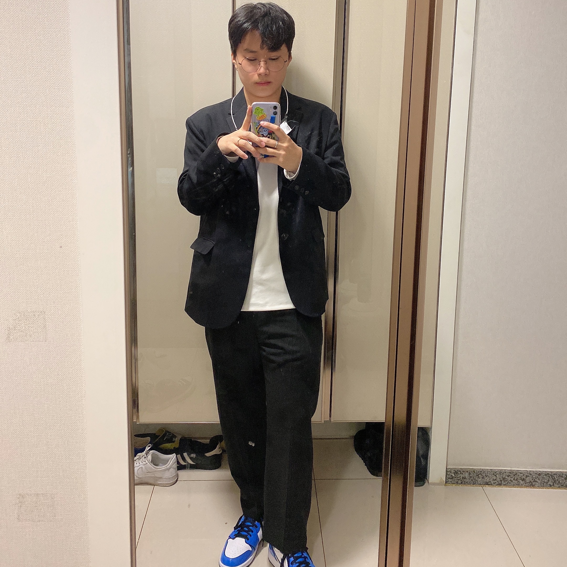 Jordan 1 Mid SE Signal Blue 착용 스타일