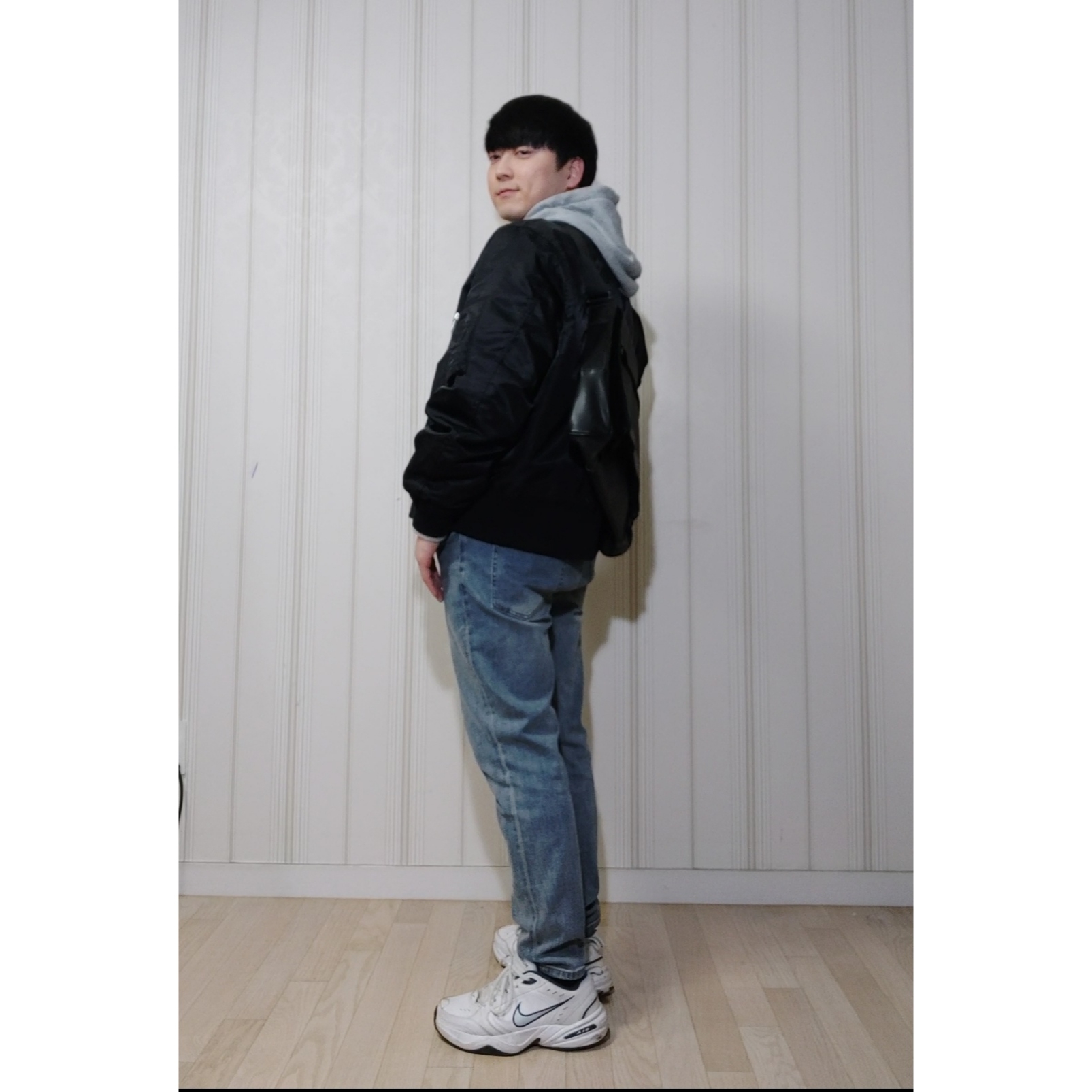 Nike Air Monarch IV White Navy 착용 스타일 - 2