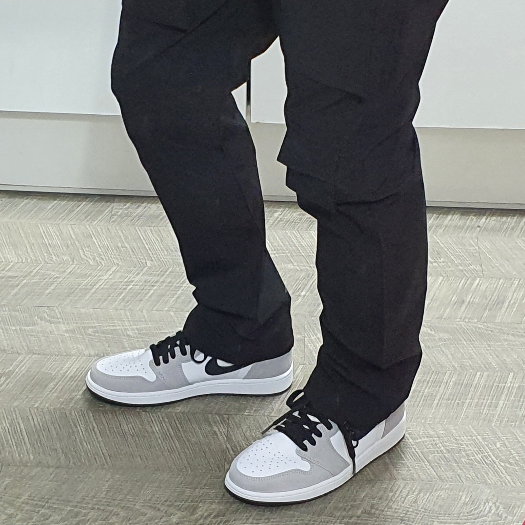 Jordan 1 Retro High OG Light Smoke Grey 착용 스타일 - 3