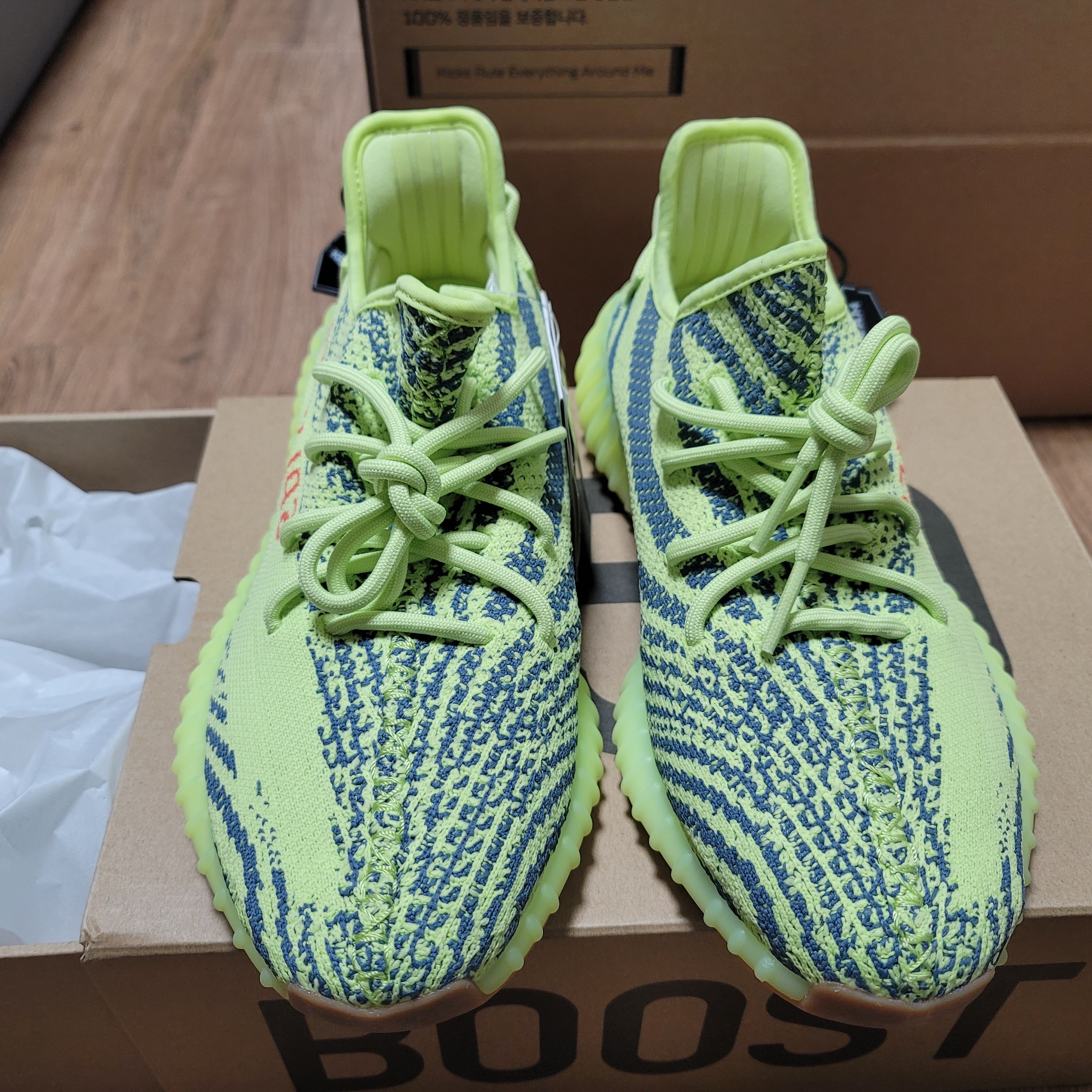 Adidas Yeezy Boost 350 V2 Semi Frozen Yellow 착용 스타일 - 3