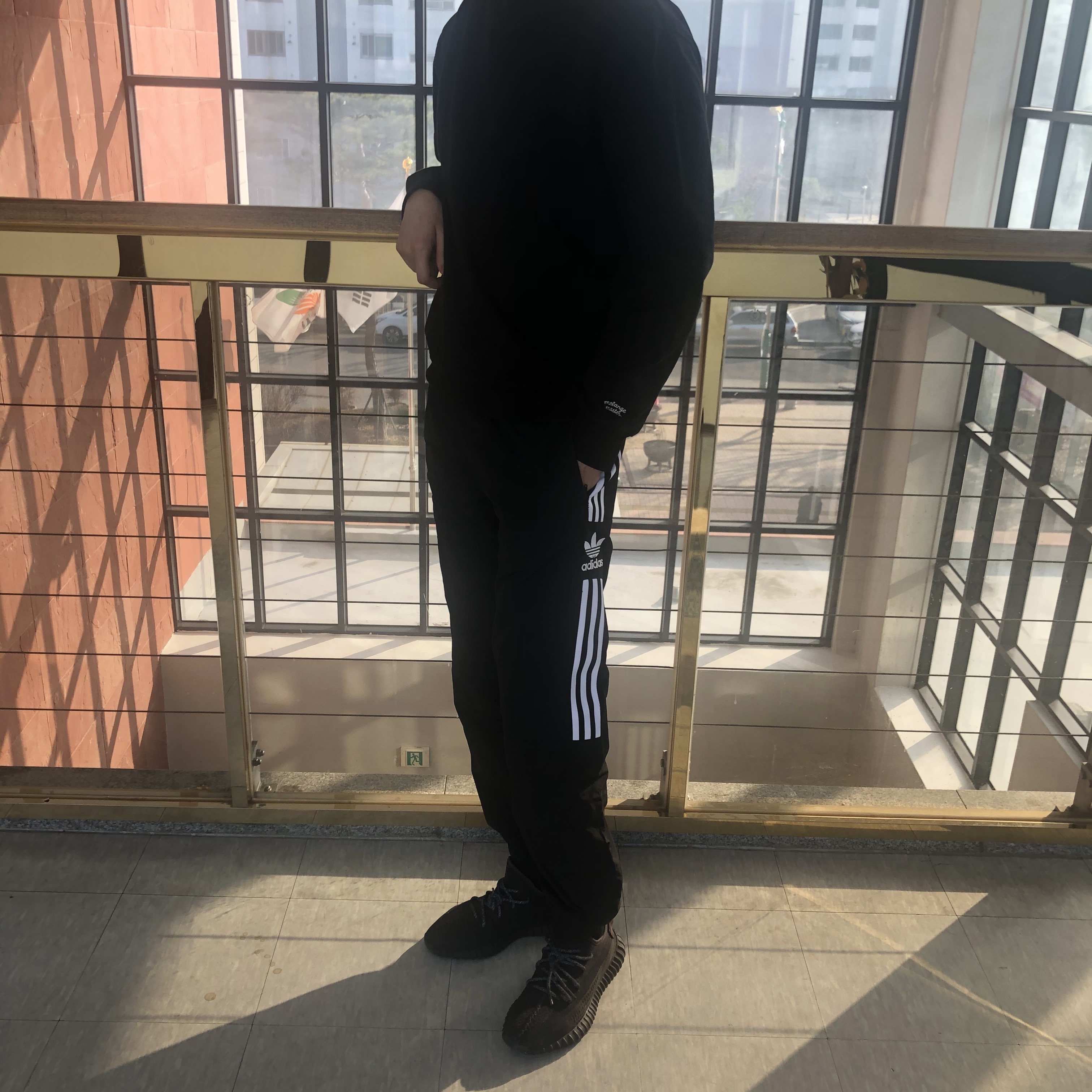 Adidas Yeezy Boost 350 V2 Black - Non-Reflective 착용 스타일
