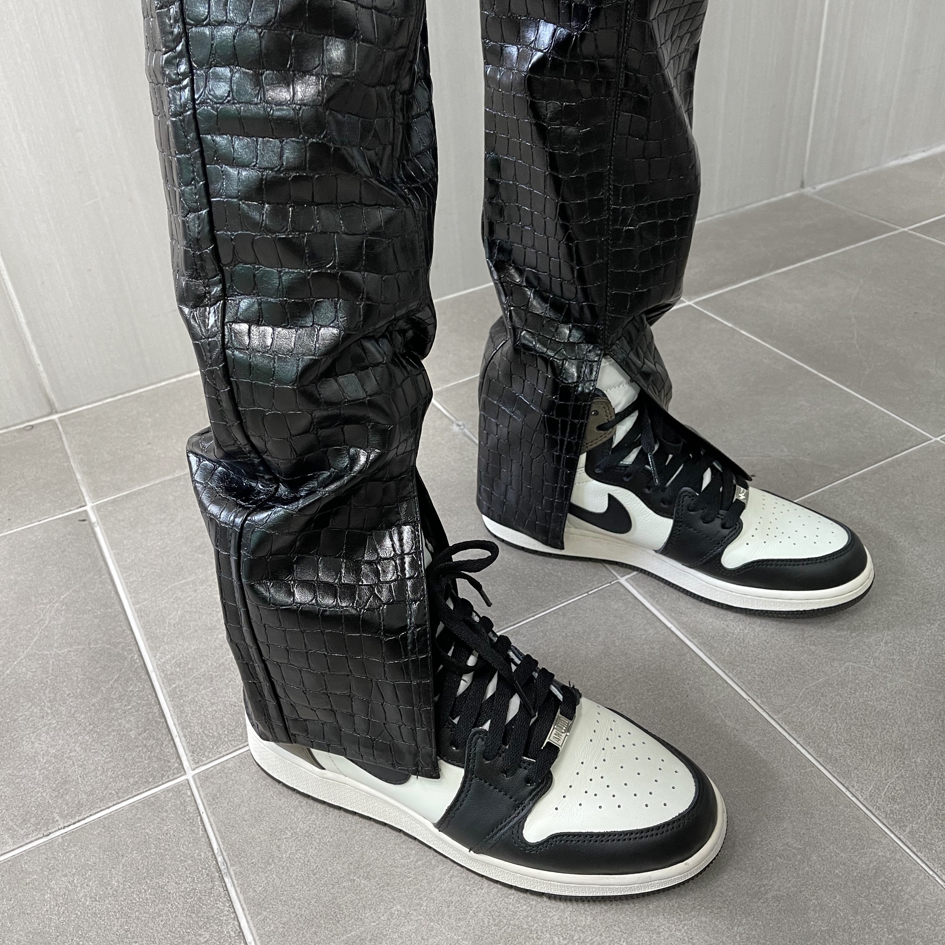 (GS) Jordan 1 Retro High OG Black Mocha 착용 스타일 - 3