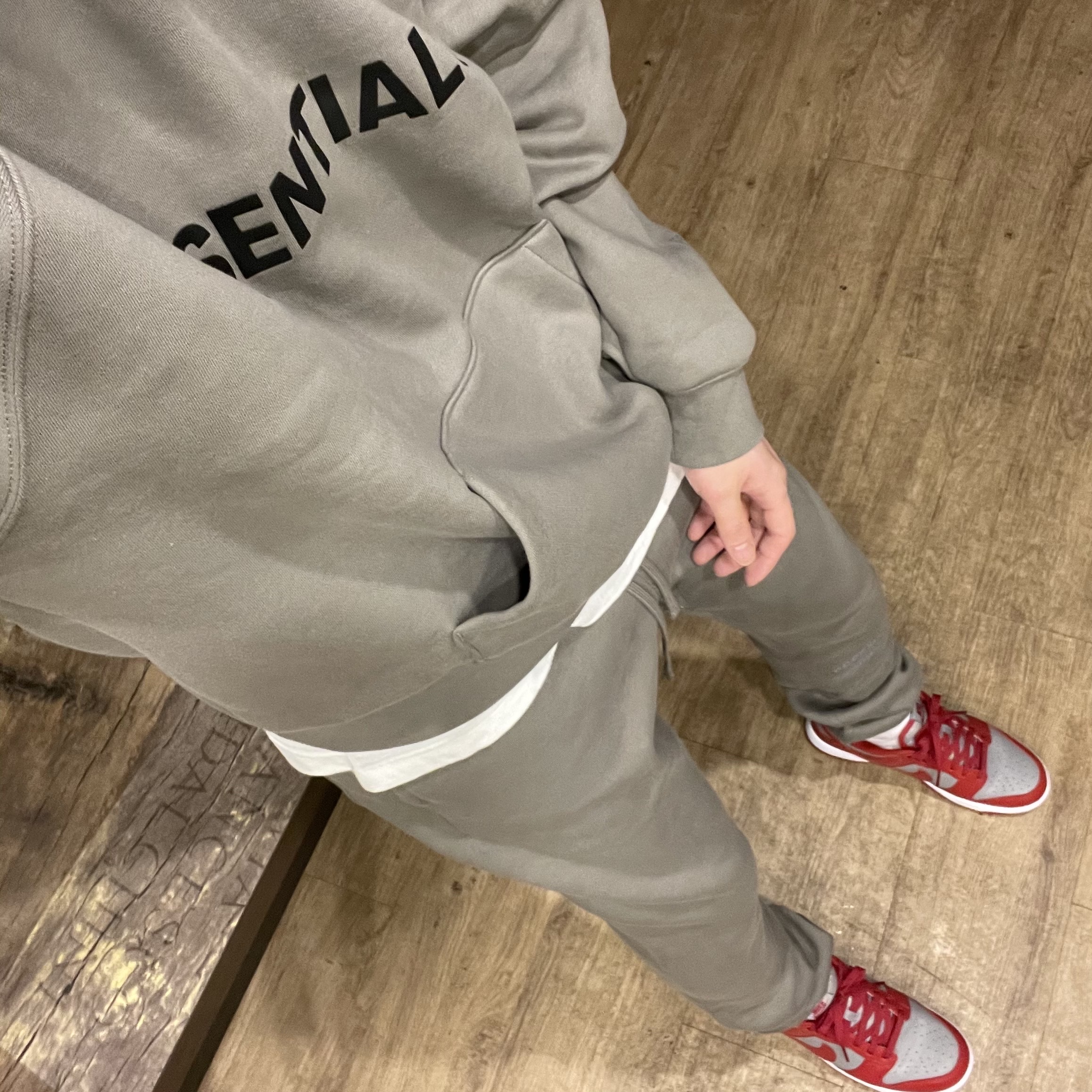 Essentials Sweatpants Cement - 20FW, Essentials 3D Silicon Applique Pullover Hoodie Cement - 20FW 착용 스타일