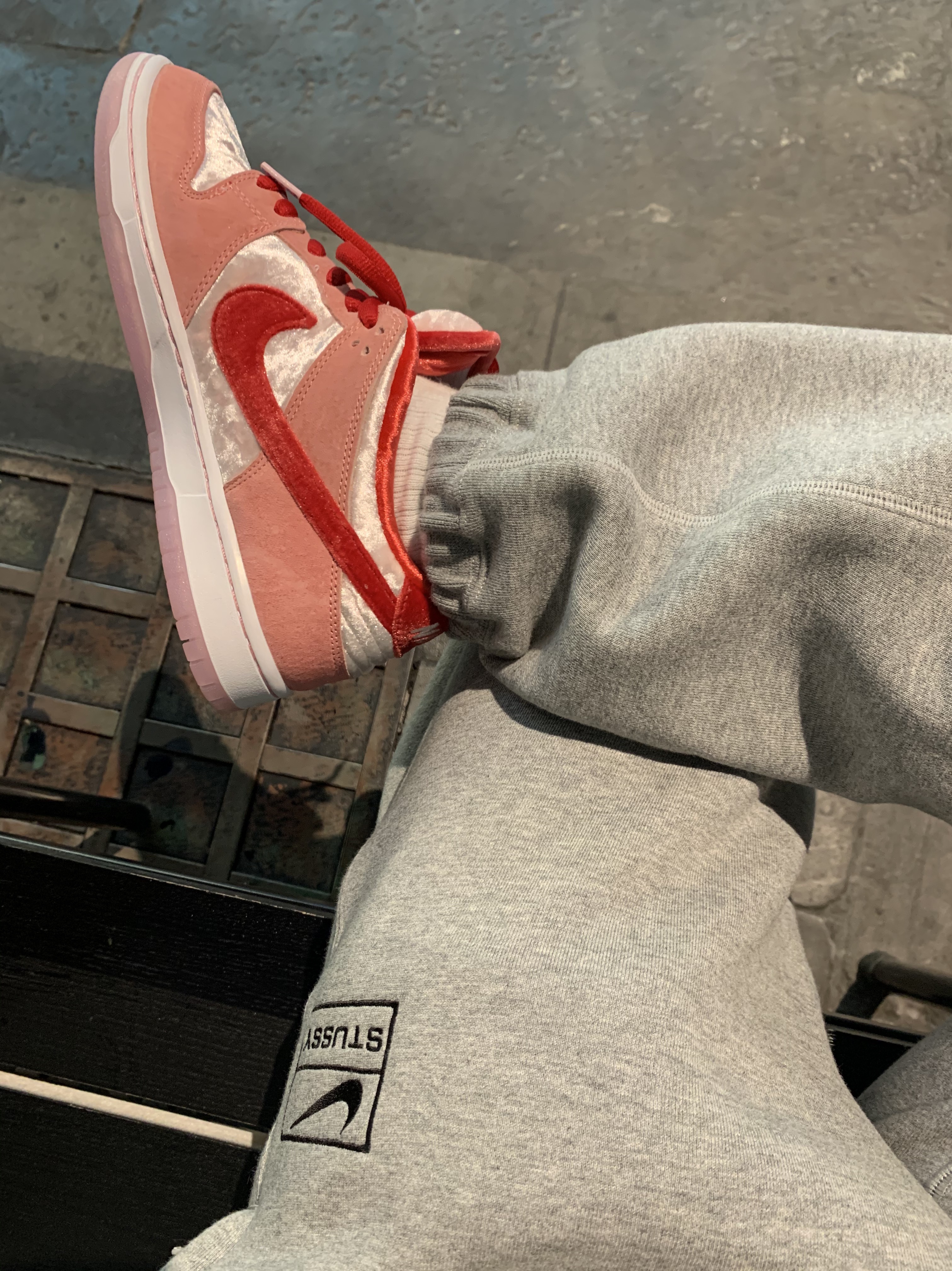 Nike x StrangeLove SB Dunk Low Pink (Regular Box), Nike x Stussy NRG BR Fleece Pants Grey 착용 스타일