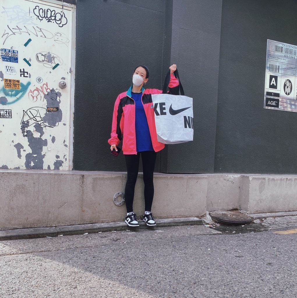 (W) Nike Dunk Low Black, Nike x Atmos NRG Vintage PTHWK Track Jacket Black 착용 스타일