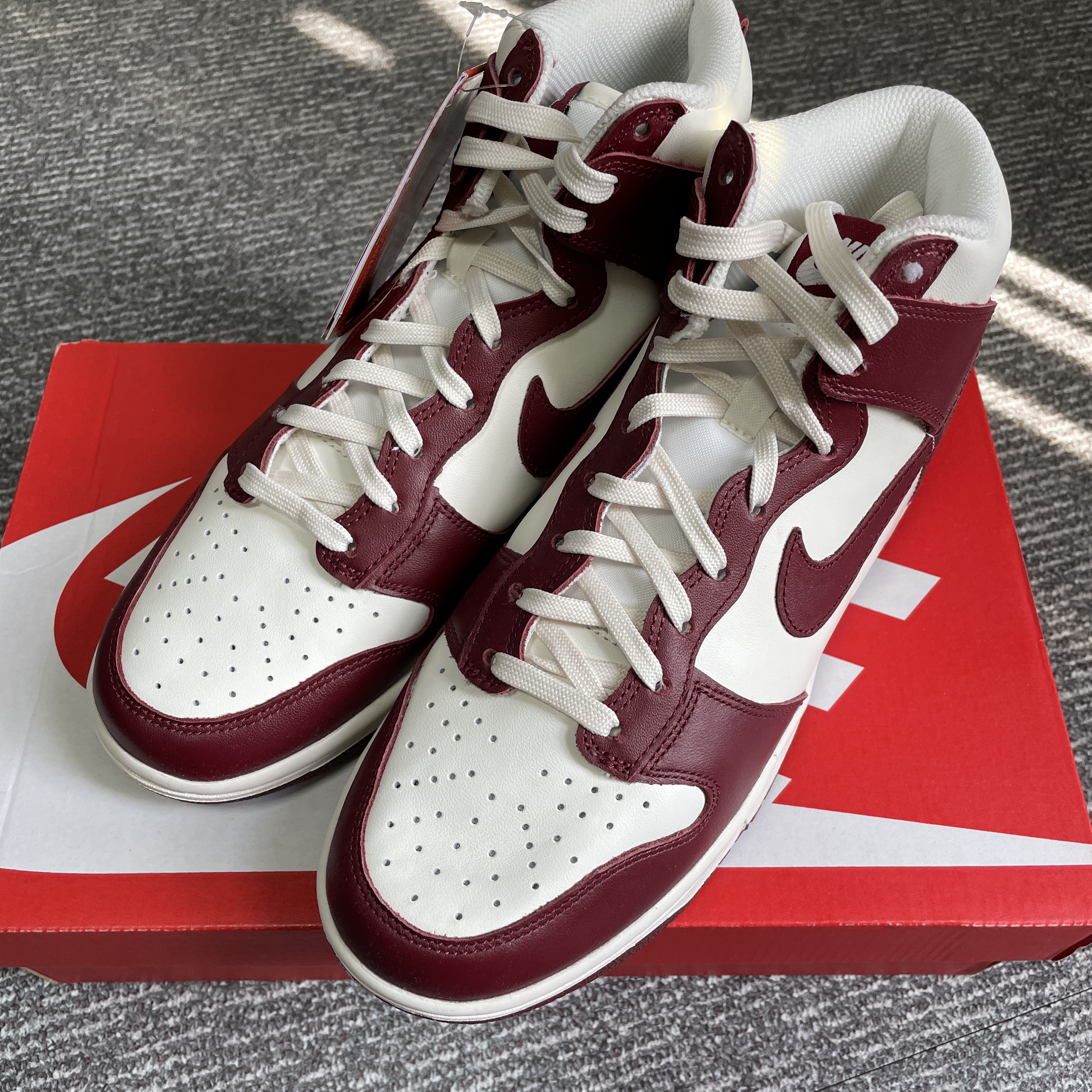 (W) Nike Dunk High Team Red 착용 스타일