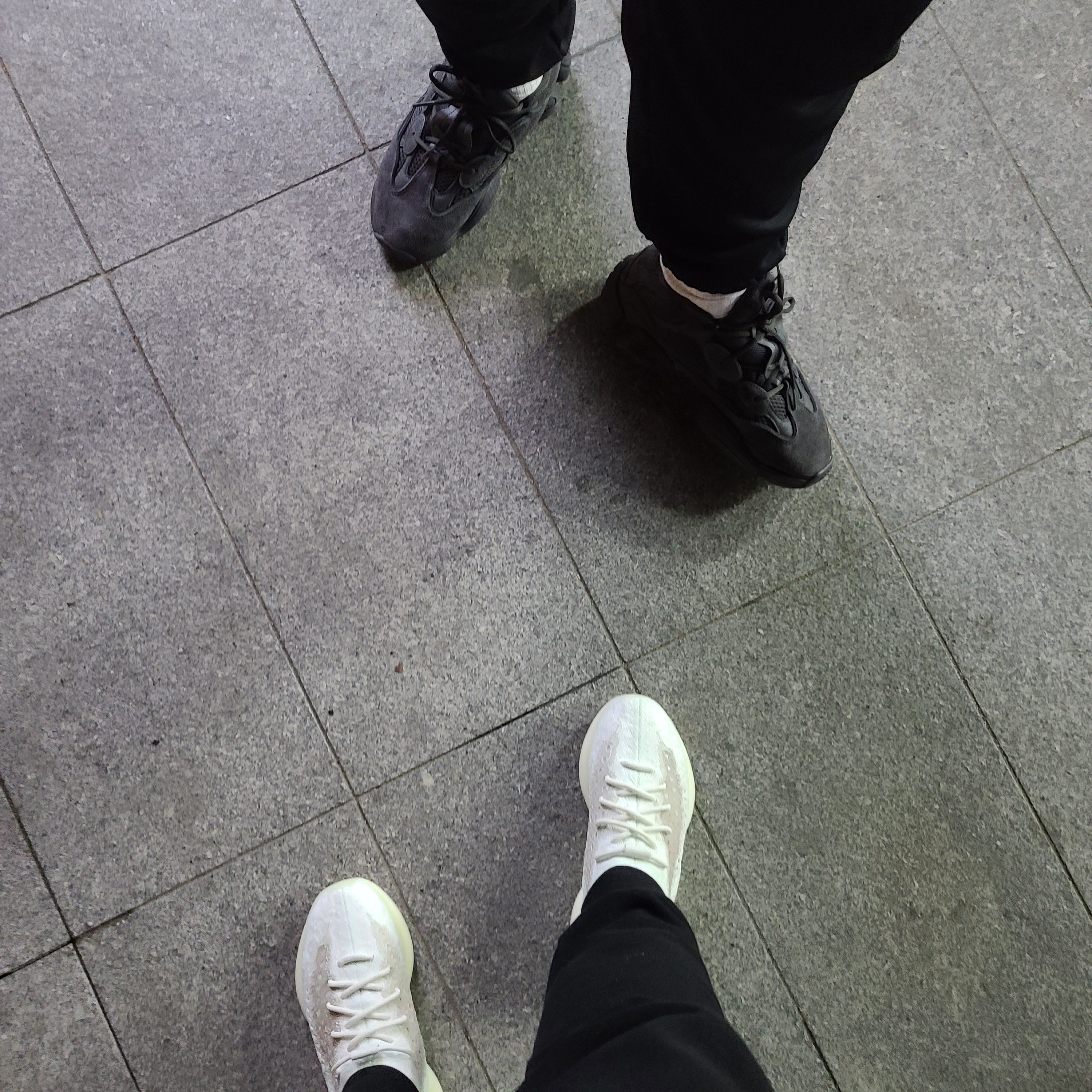 Adidas Yeezy Boost 380 Calcite Glow, Adidas Yeezy 500 Utility Black 2018/2020 착용 스타일