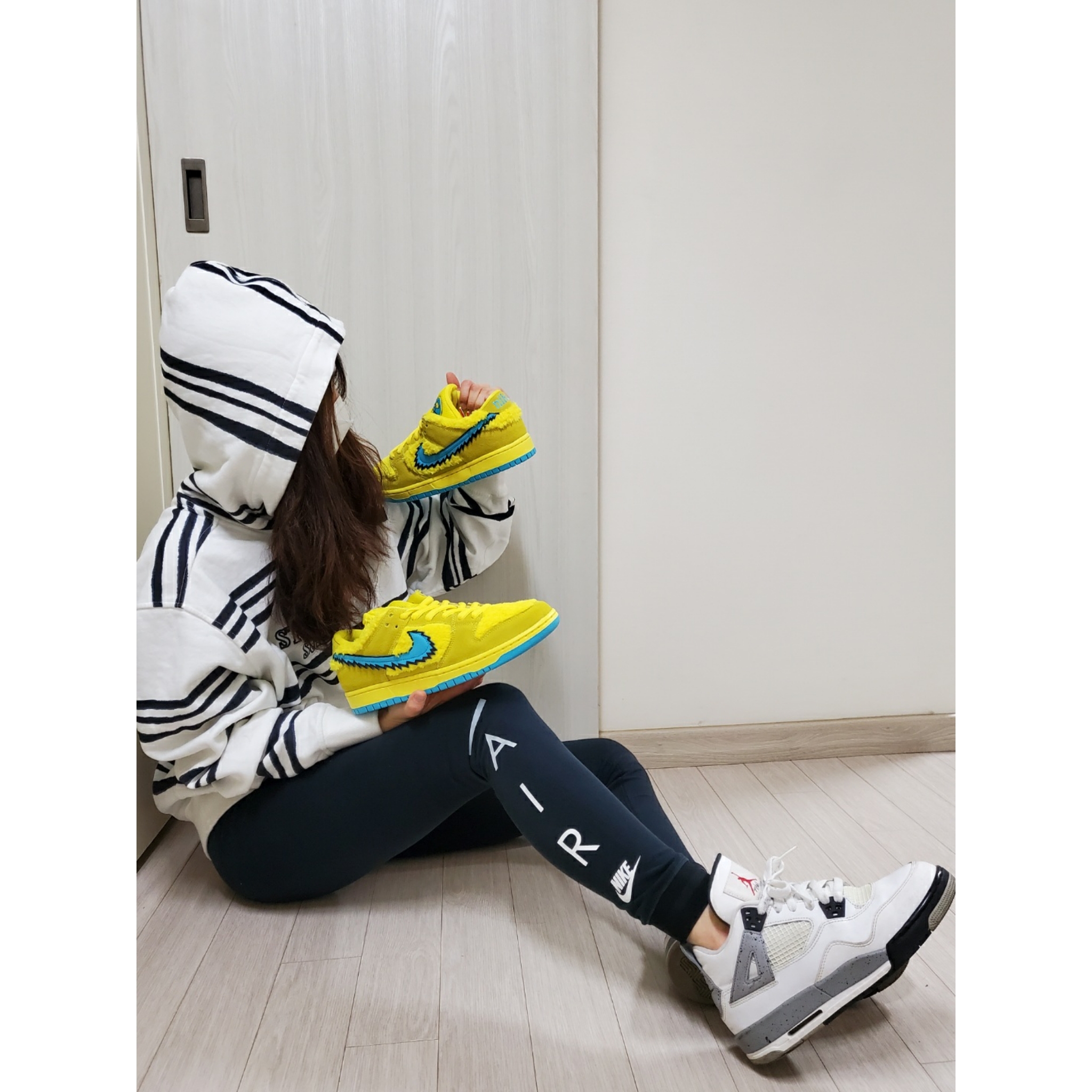 Supreme x Stone Island Warp Stripe Hooded Sweatshirt White - 20FW, Nike x Grateful Dead SB Dunk Low Yellow Bear 착용 스타일