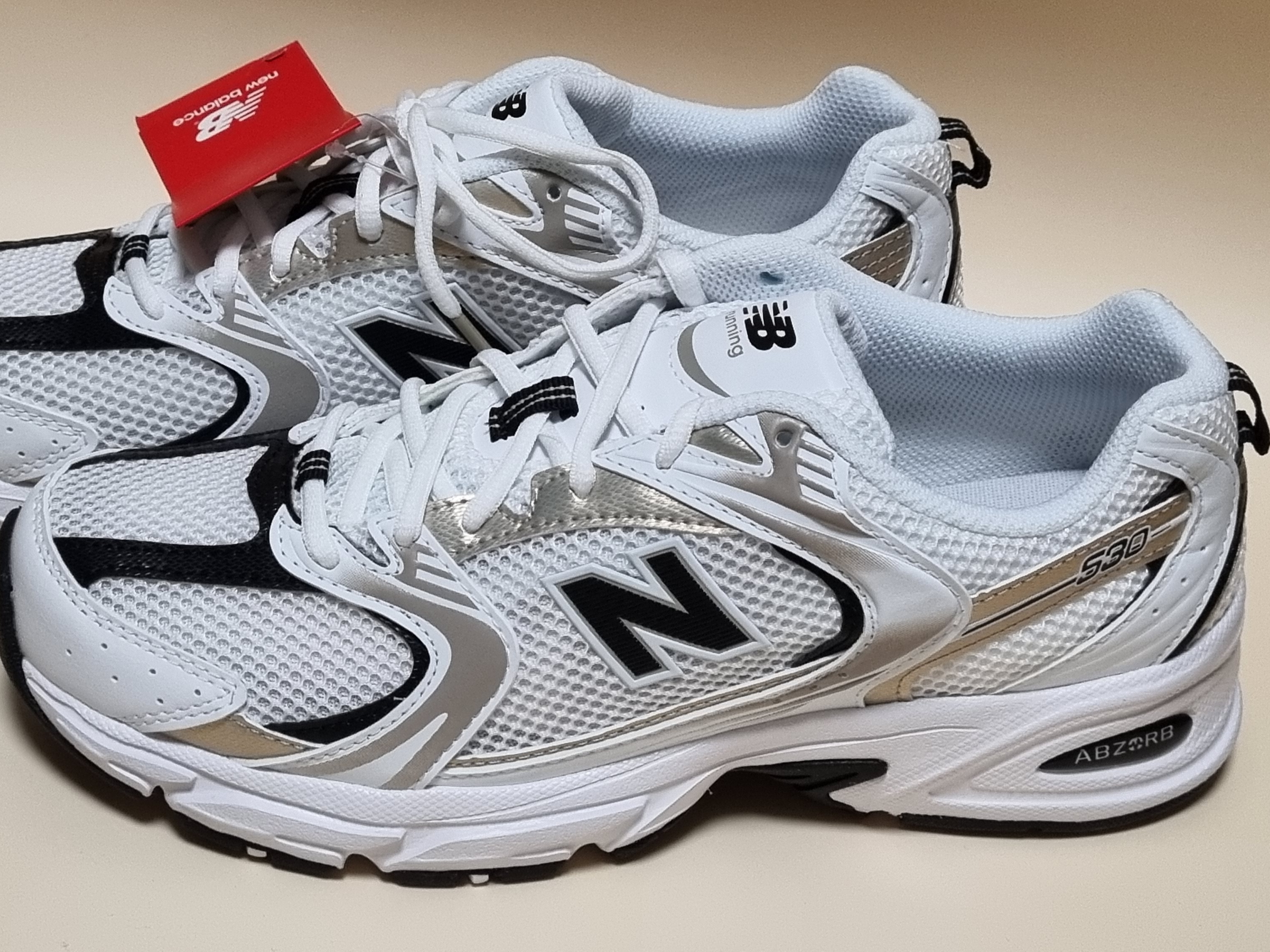 New Balance 530 Off White Gold 착용 스타일